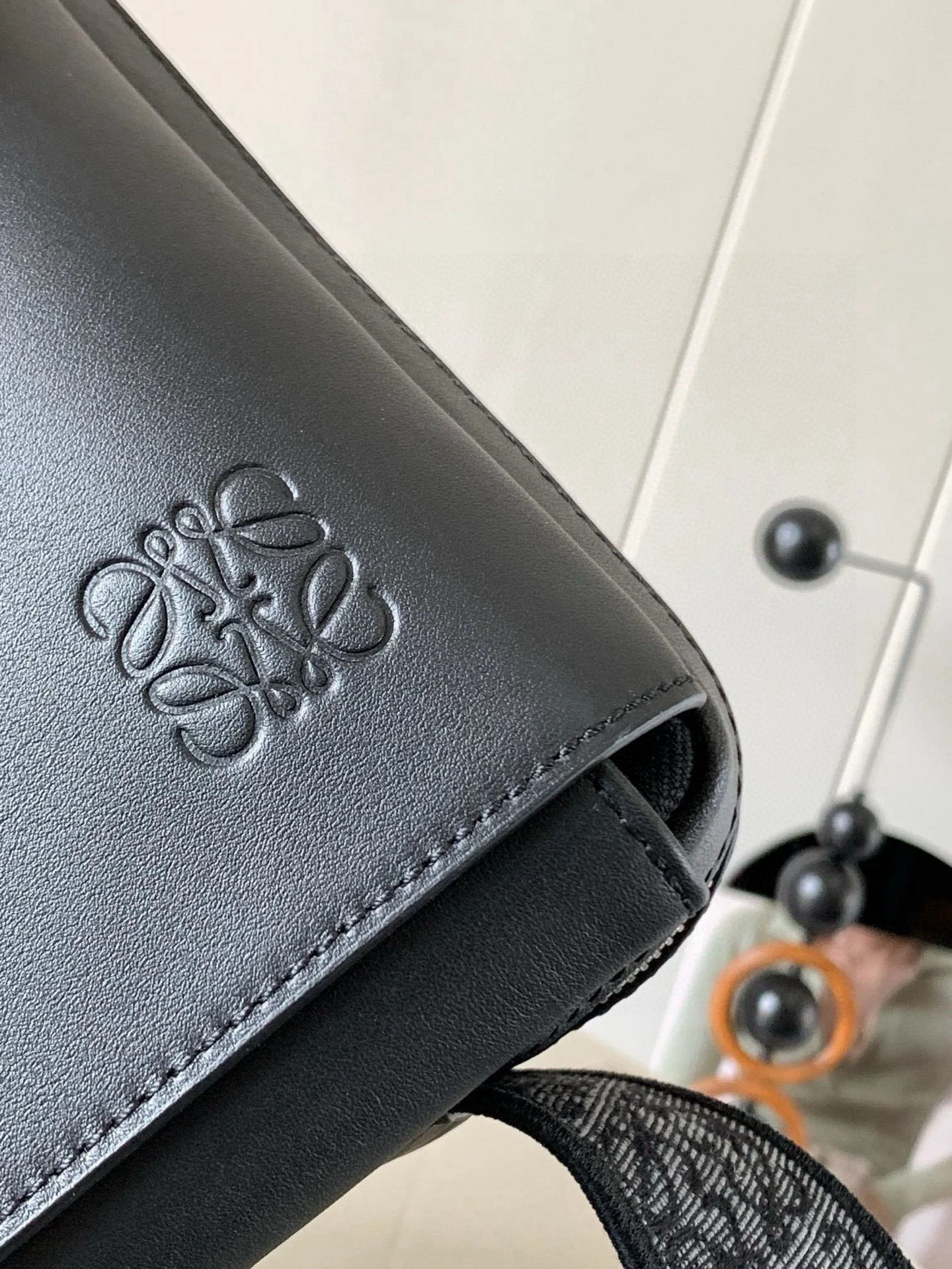 p750。🔥L0e💎we新款XS邮差包👜military messenger经典信使包 ✉️此款一改过去经典邮差包做法，设计了拉链主隔层，前部搭配搭扣打开方式放隐私物品🖤安全之余更加人性化。整體感覺更無懈可击.内置两卡槽，香烟，手机，充电宝，钱夹，收纳理想指数5颗星🌟🌟🌟🌟🌟采用进口荔枝纹小牛皮搭配背部柔软细纹皮小牛皮，🉑️调节的棉质织带肩带,使用舒适感倍增！
尺寸：23CM～18CM～9CM
款号：9011
颜色：黑色