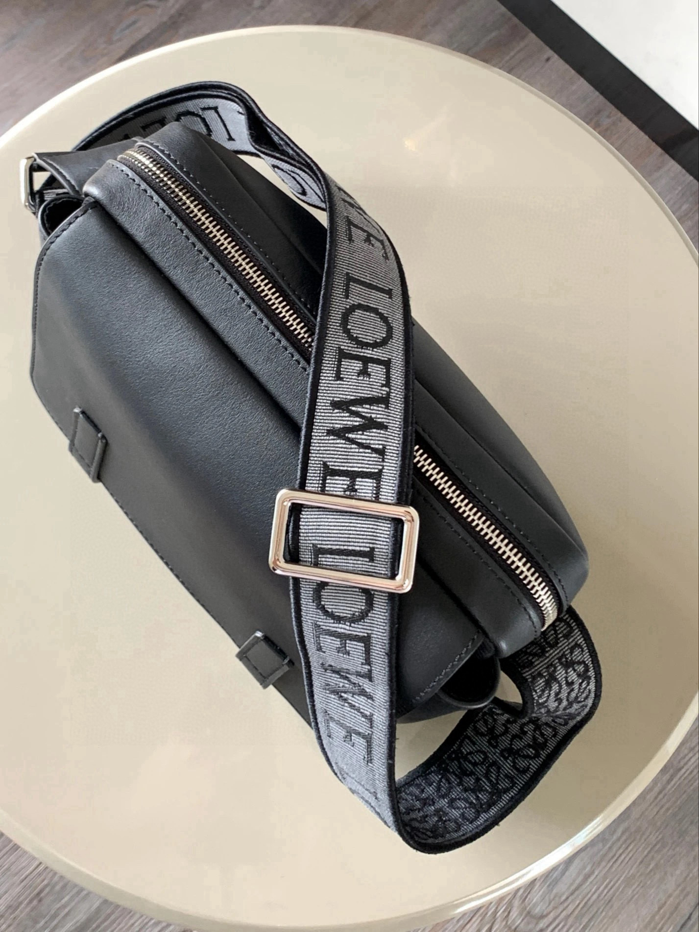 p750。🔥L0e💎we新款XS邮差包👜military messenger经典信使包 ✉️此款一改过去经典邮差包做法，设计了拉链主隔层，前部搭配搭扣打开方式放隐私物品🖤安全之余更加人性化。整體感覺更無懈可击.内置两卡槽，香烟，手机，充电宝，钱夹，收纳理想指数5颗星🌟🌟🌟🌟🌟采用进口荔枝纹小牛皮搭配背部柔软细纹皮小牛皮，🉑️调节的棉质织带肩带,使用舒适感倍增！
尺寸：23CM～18CM～9CM
款号：9011
颜色：黑色