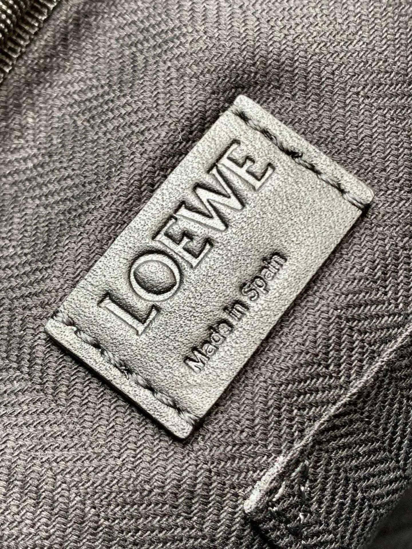 p750。🔥L0e💎we新款XS邮差包👜military messenger经典信使包 ✉️此款一改过去经典邮差包做法，设计了拉链主隔层，前部搭配搭扣打开方式放隐私物品🖤安全之余更加人性化。整體感覺更無懈可击.内置两卡槽，香烟，手机，充电宝，钱夹，收纳理想指数5颗星🌟🌟🌟🌟🌟采用进口荔枝纹小牛皮搭配背部柔软细纹皮小牛皮，🉑️调节的棉质织带肩带,使用舒适感倍增！
尺寸：23CM～18CM～9CM
款号：9011
颜色：黑色