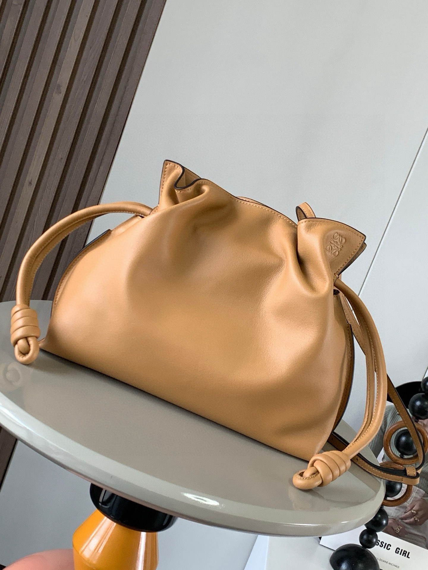 NO:582022,National Day Special Offer Lucky Bag 30CM New Napa Cow Leather Flamenco Clutch Lucky Bag is tightened with a drawstring and tied with the iconic coiled knot. This version is made of Napa Cow Leather. It must be said that this brand fully demonstrates the softness and pragmatism of the leather in the Flamenco Knot. It can be said that you can feel whatever you want at Flamenco.  I found the perfect combination of drawstring bag and tote bag in Knot, which gives girls a different feeling. Although it looks simple, it is also very special and casual. The name of this bag is the same as the flamenco dance of the Spanish gypsies, which also represents Loewe's casual, elegant and personalized design style. The leather is smooth Spanish calfskin, which feels particularly soft. The anti-suede leather lining is very solid and scratch-resistant. It has been highly exposed in street photos. In addition to being used as a shoulder  The bag can also be used as a handbag with the characteristic drawstring design and soft leather loading. Tightening the rope makes the lines smoother. It is very suitable for work or leisure. Size 30CM~24.5CM~10.5CM. Style number 9015. Color: warm sand yellow, Loewe, totes, handbag, cowhide19860909国庆特价 福袋30CM新款纳帕牛皮革Flamenco手拿包福袋采用拉绳收紧,并打上标志性的盘绕结这个版本采用纳帕牛皮革制成不得不说,这个品牌将皮质的柔软和实用主义都在Flamenco Knot上展现得淋漓尽致可以说是想要什么感觉都能在Flamenco Knot中找到了将抽绳包和托特包完美结合,带给女生们不一样的感觉虽然看上去简单不能再简单,但又很特别,随性有范这款包的名字与西班牙吉卜赛人的弗朗明戈舞蹈同名这恰好也代表着罗意威随性优雅又个性洒脱的设计风格皮料是光滑的西班牙小牛皮,手感特别软,反绒面皮革里衬很扎实耐刮,街拍中曝光率极高的它,除了可作shoulder bag亦可作手提袋特色的拉绳设计,以及柔软皮革加载,拉紧绳索更显流畅线条,无论上班或休闲都非常得宜 尺寸30CM~24.5CM~10.5CM 款号9015 颜色暖沙黄,罗意威,loewe,totes,handbag,cowhide,Bag