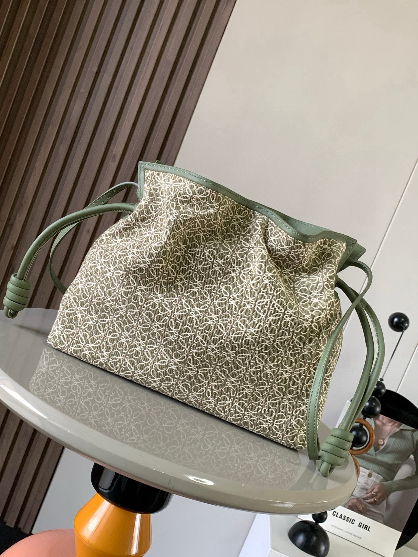 NO:582011,National Day Special Offer Lucky Bag 30CM New Jacquard Fabric Cow Leather Flamenco Clutch Lucky Bag is tightened with a drawstring and tied with the iconic coiled knot. This version is made of jacquard cow leather. It must be said that this brand fully demonstrates the softness and pragmatism of the leather in the Flamenco Knot. It can be said that you can feel whatever you want at Flamenco  I found the perfect combination of drawstring bag and tote bag in Knot, which gives girls a different feeling. Although it looks simple, it is also very special and casual. The name of this bag is the same as the flamenco dance of the Spanish Gypsies, which also represents the Luo family’s casual, elegant and individual design style. The leather is smooth Spanish calfskin, which feels particularly soft. The anti-suede leather lining is very solid and scratch-resistant. It has been highly exposed in street photography. In addition to being used as a shoulder  The bag can also be used as a handbag with the characteristic drawstring design and soft leather loading. Tightening the rope makes the lines smoother. It is very suitable for work or leisure. Size 30CM~24.5CM~10.5CM. Style number 9015. Color: green flower, Loewe, loewe, loewe, totes, handbag, cowhide19860909国庆特价福袋30CM新款纳提花布牛皮革Flamenco手拿包福袋采用拉绳收紧,并打上标志性的盘绕结这个版本采用提花牛皮革制成不得不说,这个品牌将皮质的柔软和实用主义都在Flamenco Knot上展现得淋漓尽致可以说是想要什么感觉都能在Flamenco Knot中找到了将抽绳包和托特包完美结合,带给女生们不一样的感觉虽然看上去简单不能再简单,但又很特别,随性有范这款包的名字与西班牙吉卜赛人的弗朗明戈舞蹈同名这恰好也代表着罗家随性优雅又个性洒脱的设计风格皮料是光滑的西班牙小牛皮,手感特别软,反绒面皮革里衬很扎实耐刮,街拍中曝光率极高的它,除了可作shoulder bag亦可作手提袋特色的拉绳设计,以及柔软皮革加载,拉紧绳索更显流畅线条,无论上班或休闲都非常得宜 尺寸30CM~24.5CM~10.5CM 款号9015 颜色绿色小花,罗意威,loewe,loewe,totes,handbag,cowhide,Bag