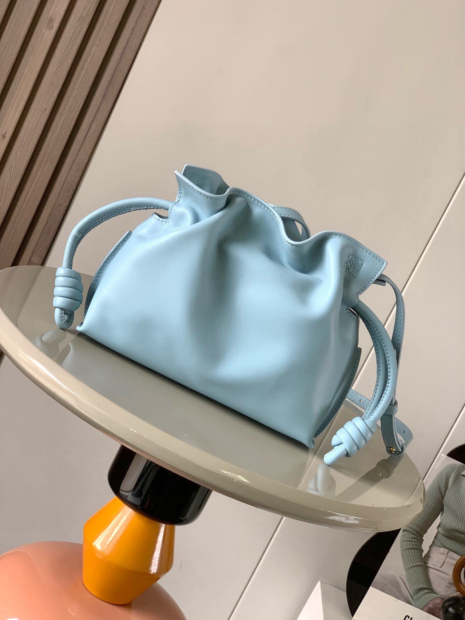 NO:582014,National Day Special Offer Lucky Bag Mini 23CM New Napa Cow Leather Flamenco Clutch Lucky Bag is tightened with a drawstring and tied with the iconic coiled knot. This version is made of Napa Cow Leather. It must be said that this brand fully demonstrates the softness and pragmatism of the leather in the Flamenco Knot. It can be said that you can feel whatever you want at Flamenco  I found the perfect combination of drawstring bag and tote bag in Knot, which gives girls a different feeling. Although it looks simple, it is also very special and casual. The name of this bag is the same as the flamenco dance of the Spanish gypsies, which also represents Loewe's casual, elegant and personalized design style. The leather is smooth Spanish calfskin, which feels particularly soft. The anti-suede leather lining is very solid and scratch-resistant. It has been highly exposed in street photos. In addition to being used as a shoulder  The bag can also be used as a handbag with the characteristic drawstring design and soft leather loading. Tightening the rope makes the lines smoother. It is very suitable for work or leisure. Size 23CM~18CM~9CM. Style number 9036. Color gray ice blue, Loewe, totes, handbag, cowhide19860909国庆特价福袋迷你23CM新款纳帕牛皮革Flamenco手拿包福袋采用拉绳收紧,并打上标志性的盘绕结这个版本采用纳帕牛皮革制成不得不说,这个品牌将皮质的柔软和实用主义都在Flamenco Knot上展现得淋漓尽致可以说是想要什么感觉都能在Flamenco Knot中找到了将抽绳包和托特包完美结合,带给女生们不一样的感觉虽然看上去简单不能再简单,但又很特别,随性有范这款包的名字与西班牙吉卜赛人的弗朗明戈舞蹈同名这恰好也代表着罗意威随性优雅又个性洒脱的设计风格皮料是光滑的西班牙小牛皮,手感特别软,反绒面皮革里衬很扎实耐刮,街拍中曝光率极高的它,除了可作shoulder bag亦可作手提袋特色的拉绳设计,以及柔软皮革加载,拉紧绳索更显流畅线条,无论上班或休闲都非常得宜 尺寸23CM~18CM~9CM 款号9036 颜色灰冰蓝,罗意威,loewe,totes,handbag,cowhide,Bag