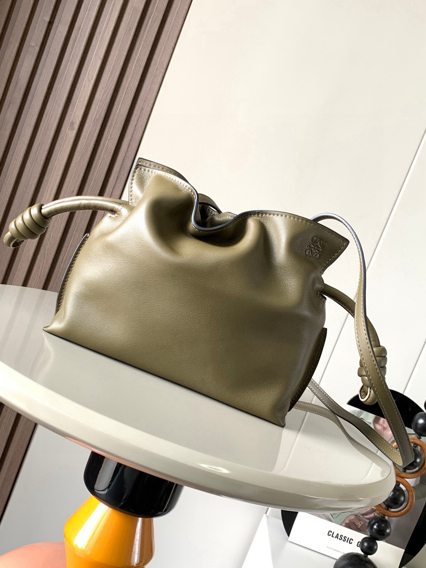 NO:582018,National Day Special Offer Lucky Bag Mini 23CM New Napa Cow Leather Flamenco Clutch Lucky Bag is tightened with a drawstring and tied with the iconic coiled knot. This version is made of Napa Cow Leather. It must be said that this brand fully demonstrates the softness and pragmatism of the leather in the Flamenco Knot. It can be said that you can feel whatever you want at Flamenco.  I found the perfect combination of drawstring bag and tote bag in Knot, which gives girls a different feeling. Although it looks simple, it is also very special and casual. The name of this bag is the same as the flamenco dance of the Spanish gypsies, which also represents Loewe's casual, elegant and personalized design style. The leather is smooth Spanish calfskin, which feels particularly soft. The anti-suede leather lining is very solid and scratch-resistant. It has been highly exposed in street photos. In addition to being used as a shoulder  The bag can also be used as a handbag with the characteristic drawstring design and soft leather loading. Tightening the rope makes the lines smoother. It is very suitable for work or leisure. Size 23CM~18CM~9CM. Style No. 9036. Color: khaki green, Loewe, loewe, totes, handbag, cowhide19860909国庆特价 福袋迷你23CM新款纳帕牛皮革Flamenco手拿包福袋采用拉绳收紧,并打上标志性的盘绕结这个版本采用纳帕牛皮革制成不得不说,这个品牌将皮质的柔软和实用主义都在Flamenco Knot上展现得淋漓尽致可以说是想要什么感觉都能在Flamenco Knot中找到了将抽绳包和托特包完美结合,带给女生们不一样的感觉虽然看上去简单不能再简单,但又很特别,随性有范这款包的名字与西班牙吉卜赛人的弗朗明戈舞蹈同名这恰好也代表着罗意威随性优雅又个性洒脱的设计风格皮料是光滑的西班牙小牛皮,手感特别软,反绒面皮革里衬很扎实耐刮,街拍中曝光率极高的它,除了可作shoulder bag亦可作手提袋特色的拉绳设计,以及柔软皮革加载,拉紧绳索更显流畅线条,无论上班或休闲都非常得宜 尺寸23CM~18CM~9CM 款号9036 颜色卡其绿,罗意威,loewe,totes,handbag,cowhide,Bag