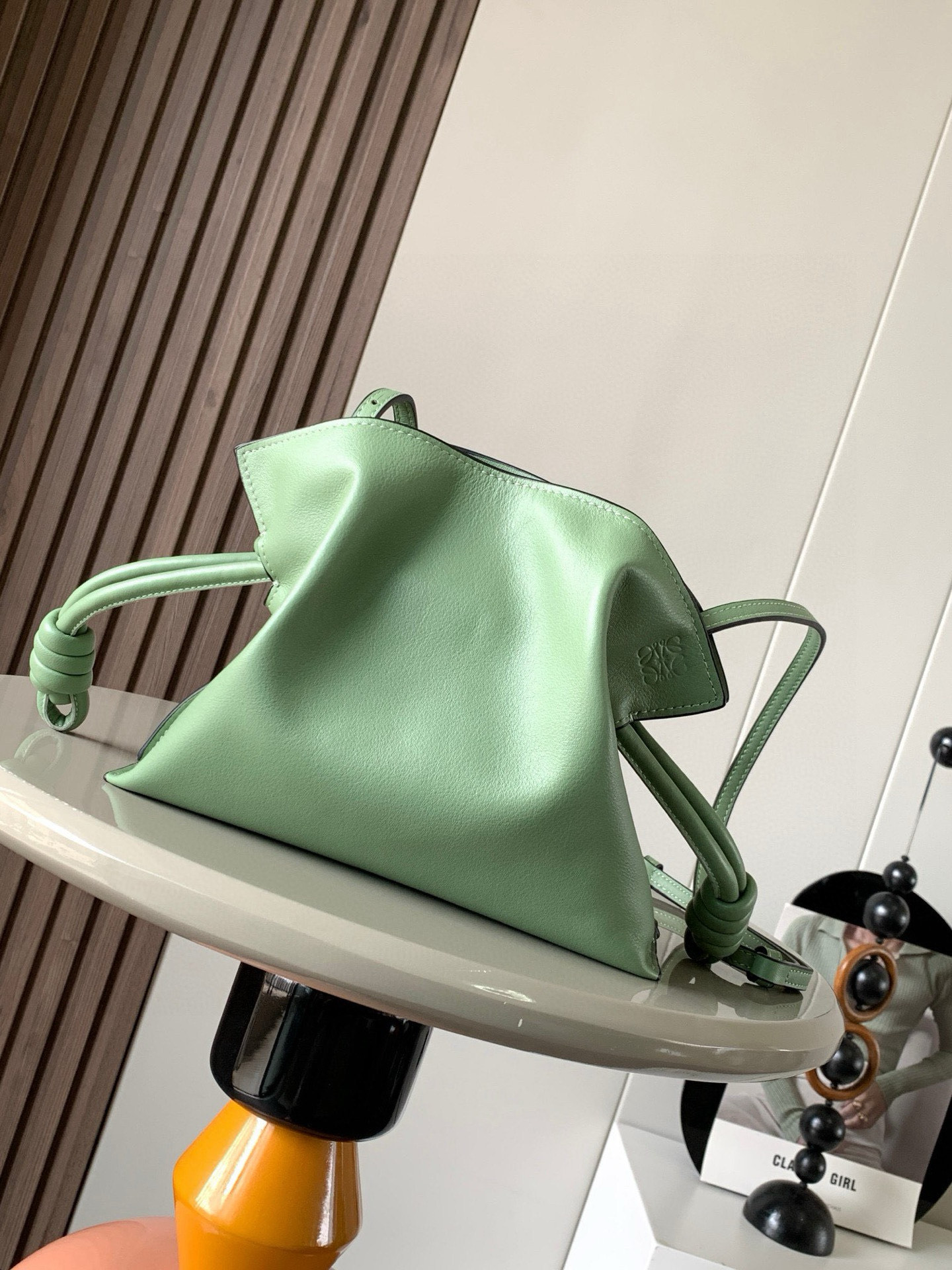 NO:574833,National Day Special Offer Lucky Bag Mini 23CM New Napa Cow Leather Flamenco Clutch Lucky Bag is tightened with a drawstring and tied with the iconic coiled knot. This version is made of Napa Cow Leather. It must be said that this brand fully demonstrates the softness and pragmatism of the leather in the Flamenco Knot. It can be said that you can feel whatever you want at Flamenco.  I found the perfect combination of drawstring bag and tote bag in Knot, which gives girls a different feeling. Although it looks simple, it is also very special and casual. The name of this bag is the same as the flamenco dance of the Spanish gypsies, which also represents Loewe's casual, elegant and personalized design style. The leather is smooth Spanish calfskin, which feels particularly soft. The anti-suede leather lining is very solid and scratch-resistant. It has been highly exposed in street photos. In addition to being used as a shoulder  The bag can also be used as a handbag with the characteristic drawstring design and soft leather loading. Tightening the rope makes the lines smoother. It is very suitable for work or leisure. Size 23CM~18CM~9CM. Style No. 9036. Color green, Loewe, totes, handbag, cowhide.19860909国庆特价 福袋迷你23CM新款纳帕牛皮革Flamenco手拿包福袋采用拉绳收紧,并打上标志性的盘绕结这个版本采用纳帕牛皮革制成不得不说,这个品牌将皮质的柔软和实用主义都在Flamenco Knot上展现得淋漓尽致可以说是想要什么感觉都能在Flamenco Knot中找到了将抽绳包和托特包完美结合,带给女生们不一样的感觉虽然看上去简单不能再简单,但又很特别,随性有范这款包的名字与西班牙吉卜赛人的弗朗明戈舞蹈同名这恰好也代表着罗意威随性优雅又个性洒脱的设计风格皮料是光滑的西班牙小牛皮,手感特别软,反绒面皮革里衬很扎实耐刮,街拍中曝光率极高的它,除了可作shoulder bag亦可作手提袋特色的拉绳设计,以及柔软皮革加载,拉紧绳索更显流畅线条,无论上班或休闲都非常得宜 尺寸23CM~18CM~9CM 款号9036 颜色绿色,罗意威,loewe,totes,handbag,cowhide,Bag