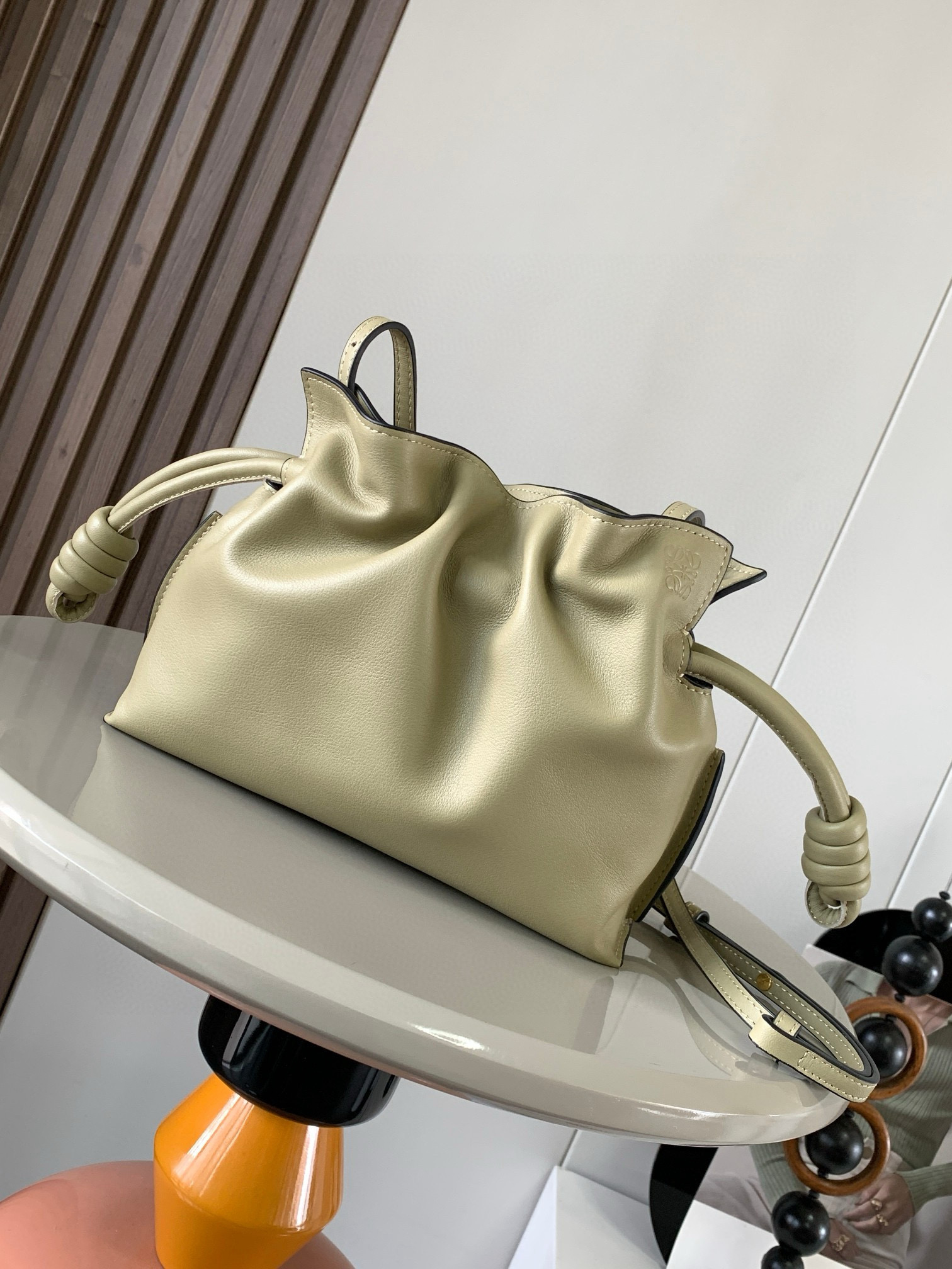 NO:582027,National Day Special Offer Lucky Bag Mini 23CM New Napa Cow Leather Flamenco Clutch Lucky Bag is tightened with a drawstring and tied with the iconic coiled knot. This version is made of Napa Cow Leather. It must be said that this brand fully demonstrates the softness and pragmatism of the leather in the Flamenco Knot. It can be said that you can feel whatever you want at Flamenco.  I found the perfect combination of drawstring bag and tote bag in Knot, which gives girls a different feeling. Although it looks simple, it is also very special and casual. The name of this bag is the same as the flamenco dance of the Spanish gypsies, which also represents Loewe's casual, elegant and personalized design style. The leather is smooth Spanish calfskin, which feels particularly soft. The anti-suede leather lining is very solid and scratch-resistant. It has been highly exposed in street photos. In addition to being used as a shoulder  The bag can also be used as a handbag with the characteristic drawstring design and soft leather loading. Tightening the rope makes the lines smoother. It is very suitable for work or leisure. Size 23CM~18CM~9CM Style No. 9036 Color Clay green, Loewe, loewe, totes, handbag, cowhide19860909国庆特价 福袋迷你23CM新款纳帕牛皮革Flamenco手拿包福袋采用拉绳收紧,并打上标志性的盘绕结这个版本采用纳帕牛皮革制成不得不说,这个品牌将皮质的柔软和实用主义都在Flamenco Knot上展现得淋漓尽致可以说是想要什么感觉都能在Flamenco Knot中找到了将抽绳包和托特包完美结合,带给女生们不一样的感觉虽然看上去简单不能再简单,但又很特别,随性有范这款包的名字与西班牙吉卜赛人的弗朗明戈舞蹈同名这恰好也代表着罗意威随性优雅又个性洒脱的设计风格皮料是光滑的西班牙小牛皮,手感特别软,反绒面皮革里衬很扎实耐刮,街拍中曝光率极高的它,除了可作shoulder bag亦可作手提袋特色的拉绳设计,以及柔软皮革加载,拉紧绳索更显流畅线条,无论上班或休闲都非常得宜 尺寸23CM~18CM~9CM 款号9036 颜色黏土绿,罗意威,loewe,totes,handbag,cowhide,Bag