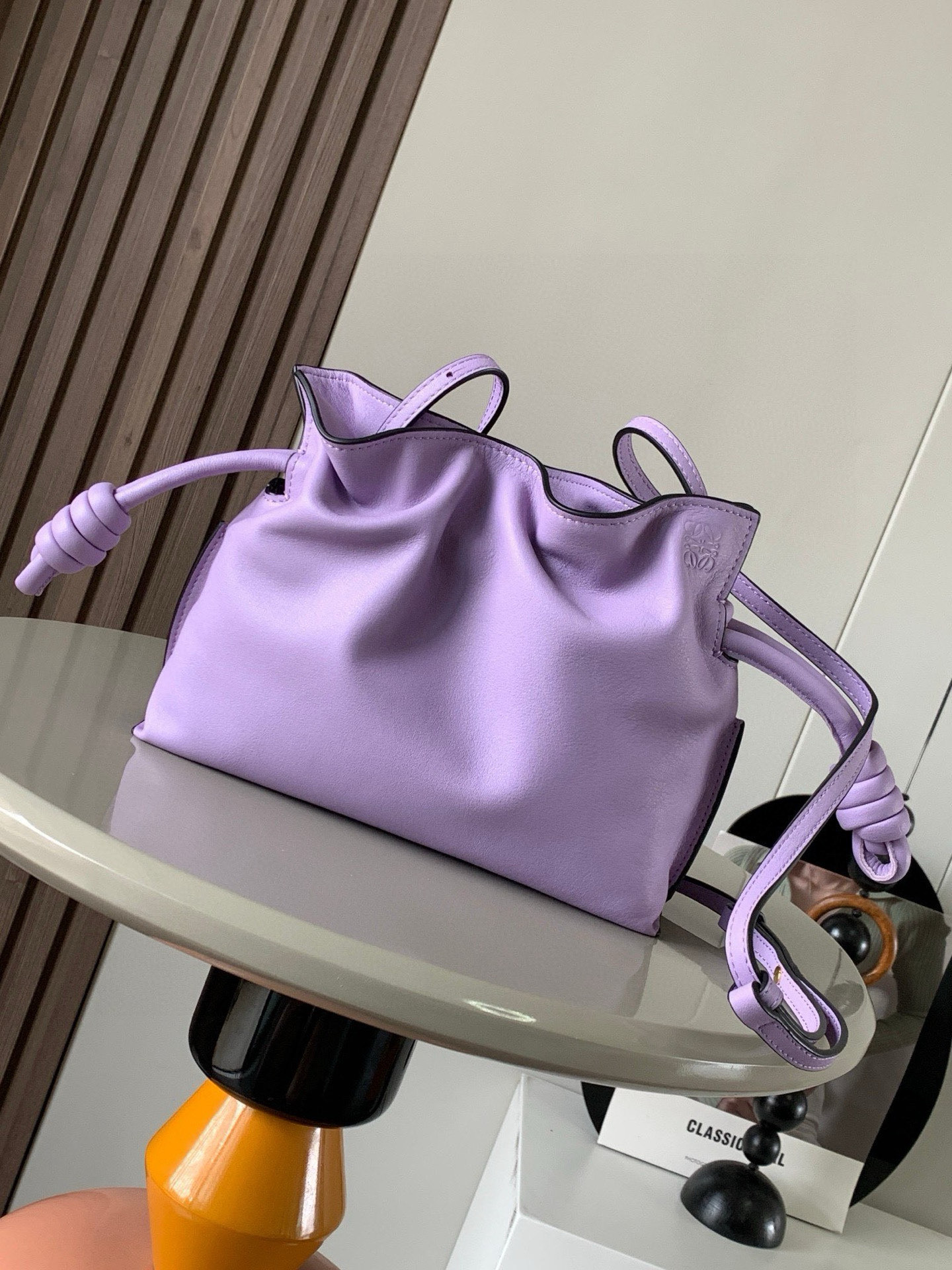 NO:582009,National Day Special Offer Lucky Bag Mini 23CM New Napa Cow Leather Flamenco Clutch Lucky Bag is tightened with a drawstring and tied with the iconic coiled knot. This version is made of Napa Cow Leather. It must be said that this brand fully demonstrates the softness and pragmatism of the leather in the Flamenco Knot. It can be said that you can feel whatever you want at Flamenco  I found the perfect combination of drawstring bag and tote bag in Knot, which gives girls a different feeling. Although it looks simple, it is also very special and casual. The name of this bag is the same as the flamenco dance of the Spanish gypsies, which also represents Loewe's casual, elegant and personalized design style. The leather is smooth Spanish calfskin, which feels particularly soft. The anti-suede leather lining is very solid and scratch-resistant. It has been highly exposed in street photos. In addition to being used as a shoulder  The bag can also be used as a handbag with the characteristic drawstring design and soft leather loading. Tightening the rope makes the lines smoother. It is very suitable for work or leisure. Size 23CM~18CM~9CM. Style No. 9036. Color: light purple, Loewe, totes, handbag, cowhide19860909国庆特价福袋迷你23CM新款纳帕牛皮革Flamenco手拿包福袋采用拉绳收紧,并打上标志性的盘绕结这个版本采用纳帕牛皮革制成不得不说,这个品牌将皮质的柔软和实用主义都在Flamenco Knot上展现得淋漓尽致可以说是想要什么感觉都能在Flamenco Knot中找到了将抽绳包和托特包完美结合,带给女生们不一样的感觉虽然看上去简单不能再简单,但又很特别,随性有范这款包的名字与西班牙吉卜赛人的弗朗明戈舞蹈同名这恰好也代表着罗意威随性优雅又个性洒脱的设计风格皮料是光滑的西班牙小牛皮,手感特别软,反绒面皮革里衬很扎实耐刮,街拍中曝光率极高的它,除了可作shoulder bag亦可作手提袋特色的拉绳设计,以及柔软皮革加载,拉紧绳索更显流畅线条,无论上班或休闲都非常得宜 尺寸23CM~18CM~9CM 款号9036 颜色浅紫色,罗意威,loewe,totes,handbag,cowhide,Bag