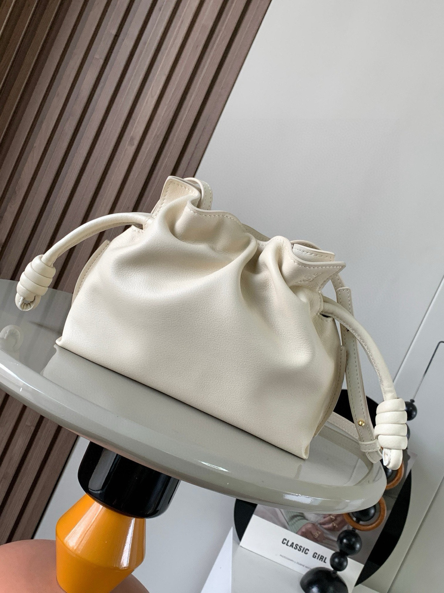 NO:574841,National Day Special Offer Lucky Bag Mini 23CM New Napa Cow Leather Flamenco Clutch Lucky Bag is tightened with a drawstring and tied with the iconic coiled knot. This version is made of Napa Cow Leather. It must be said that this brand fully demonstrates the softness and pragmatism of the leather in the Flamenco Knot. It can be said that you can feel whatever you want at Flamenco  I found the perfect combination of drawstring bag and tote bag in Knot, which gives girls a different feeling. Although it looks simple, it is also very special and casual. The name of this bag is the same as the flamenco dance of the Spanish gypsies, which also represents Loewe's casual, elegant and personalized design style. The leather is smooth Spanish calfskin, which feels particularly soft. The anti-suede leather lining is very solid and scratch-resistant. It has been highly exposed in street photos. In addition to being used as a shoulder  The bag can also be used as a handbag with the characteristic drawstring design and soft leather loading. Tightening the rope makes the lines smoother. It is very suitable for work or leisure. Size 23CM~18CM~9CM. Style No. 9036. Color Angora white, Loewe, loewe, totes, handbag, cowhide19860909国庆特价福袋迷你23CM新款纳帕牛皮革Flamenco手拿包福袋采用拉绳收紧,并打上标志性的盘绕结这个版本采用纳帕牛皮革制成不得不说,这个品牌将皮质的柔软和实用主义都在Flamenco Knot上展现得淋漓尽致可以说是想要什么感觉都能在Flamenco Knot中找到了将抽绳包和托特包完美结合,带给女生们不一样的感觉虽然看上去简单不能再简单,但又很特别,随性有范这款包的名字与西班牙吉卜赛人的弗朗明戈舞蹈同名这恰好也代表着罗意威随性优雅又个性洒脱的设计风格皮料是光滑的西班牙小牛皮,手感特别软,反绒面皮革里衬很扎实耐刮,街拍中曝光率极高的它,除了可作shoulder bag亦可作手提袋特色的拉绳设计,以及柔软皮革加载,拉紧绳索更显流畅线条,无论上班或休闲都非常得宜 尺寸23CM~18CM~9CM 款号9036 颜色安哥拉白,罗意威,loewe,totes,handbag,cowhide,Bag