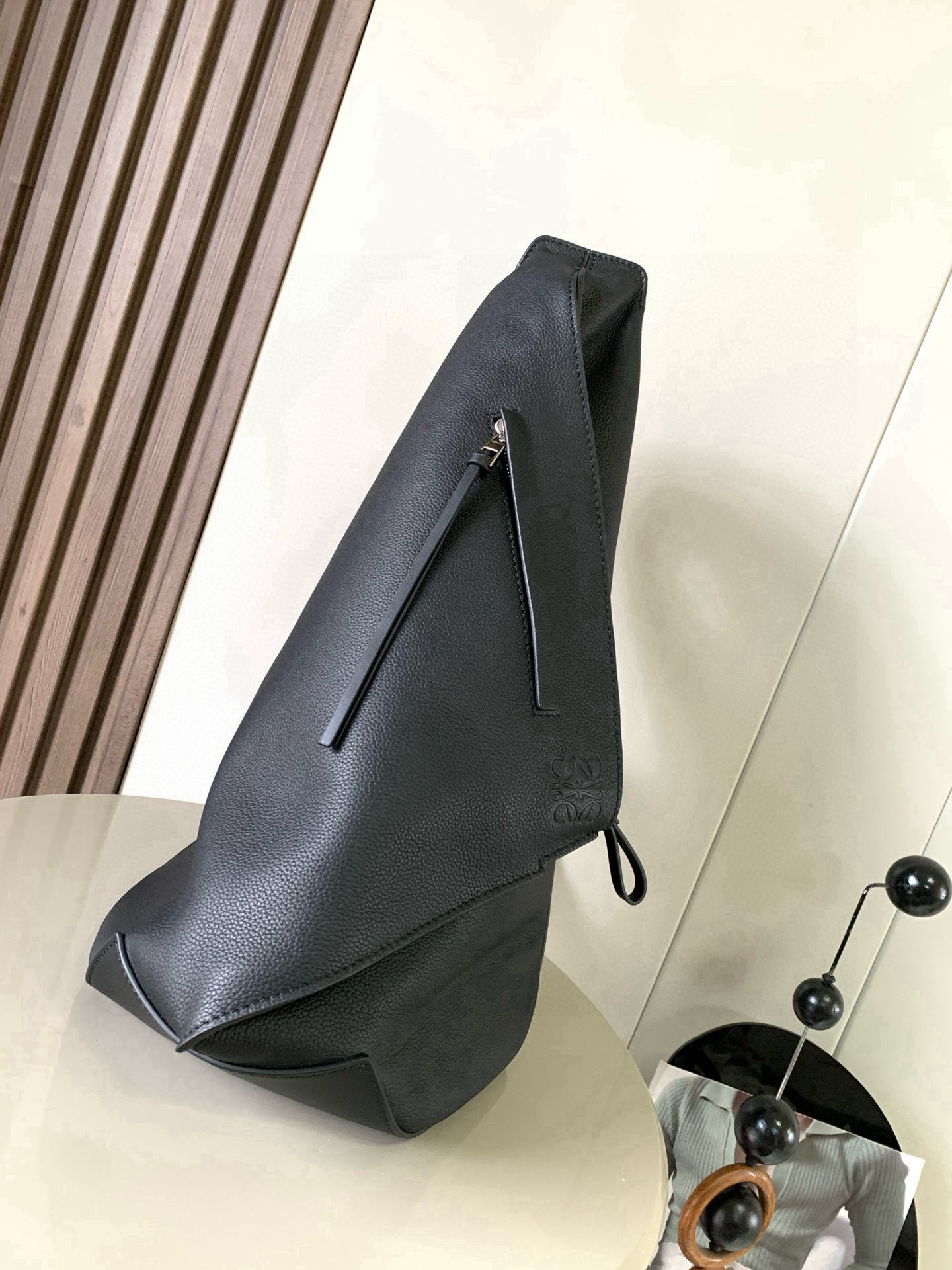 NO:582060,Classic Anton backpack large size This is a functional streamlined sling made of soft grained calfskin with an adjustable leather strap and zipper top design. It can be folded when used and can be fastened with snap buttons * Shoulder or cross-body * Single-back chest bag with multiple carrying methods * Both sides of the lower shoulder strap are adjustable * Cow leather zipper pull * Herringbone cotton canvas lining * Anagram embossing * Unisex style * Couple size  Size 47CM~25CM~17CM Style No. 9051 Color Black Li, Loewe, loewe, backpacks, cowhide19860909经典款Anton 背包大号这是一款采用柔软粒面小牛皮制成的功能性流线型吊兜带有一条可调节的皮革带和拉链顶部设计使用时可以折叠并且可以用按扣固定*肩挎或斜挎* 单背胸包多种背法 *肩带下面两边可调左右*牛皮革拉链头*人字纹棉质帆布衬里*Anagram 压纹*男女同款*情侣款 尺寸47CM~25CM~17CM 款号9051 颜色黑荔,罗意威,loewe,backpacks,cowhide,Bag