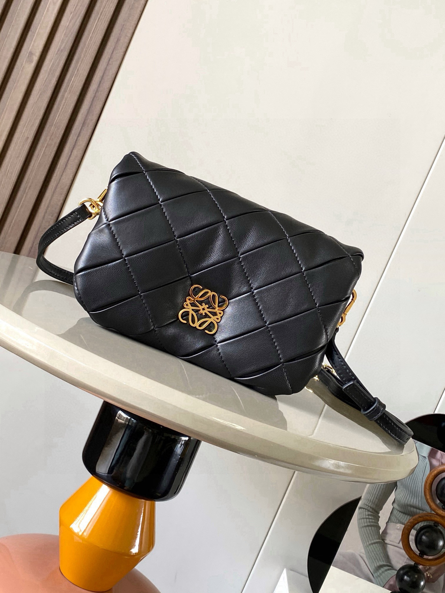 NO:556959,Mini Glossy Nappa Pleated Nappa Leather Puffer Goya Bag Inspired by the Goya aesthetic, the Goya Puffer brings a new sensory and tactile dimension to the Glossy Nappa Lambskin leather with goose feather padding. This mini version is crafted from Pleated Nappa Lambskin, cut, seamed and sewn by hand.  Size 20cm～6cm～13cm Style number 9077 Color black, Loewe, loewe, sheepskin19860909迷你亮面纳帕羊皮革褶皱 Puffer Goya 手袋Goya Puffer 受到了Goya 美学的启发,通过带有鹅毛衬垫的闪亮纳帕羊皮革带来了全新的感官和触觉维度此迷你版本采用褶皱羊皮革制成,经过手工剪裁、缝合和缝制＊多种背法可肩背或手拿＊可拆卸可调节肩带＊磁扣开合＊一个隔层和一个拉链口袋＊纳帕羊皮革衬里 尺寸20cm～6cm～13cm 款号9077 颜色黑色,罗意威,loewe,sheepskin,Bag