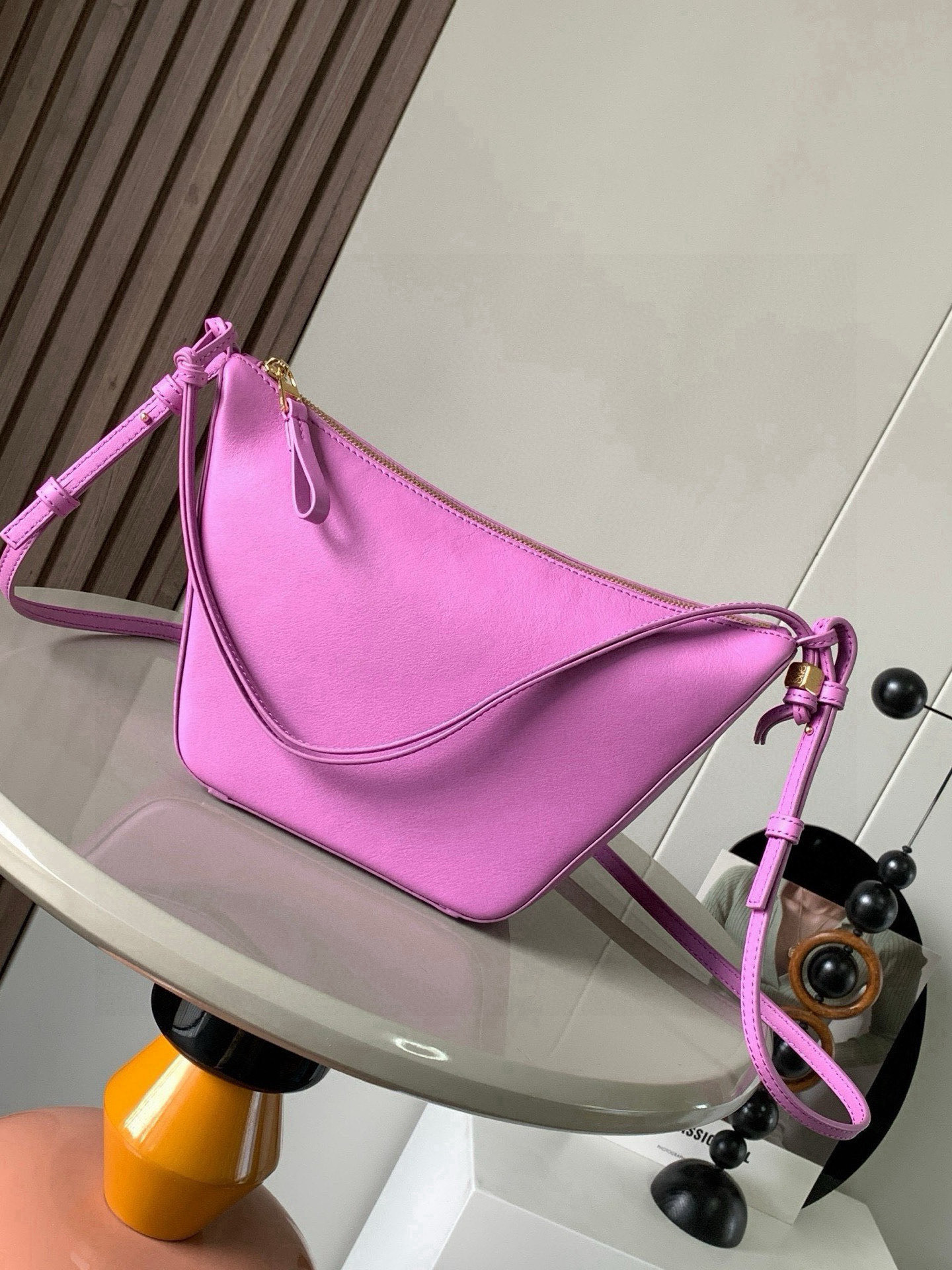 NO:556960,The popular HammockHobo handbag is a new hammock bag/underarm bag, which has three functions: portable, shoulder, and diagonal hanging!  There are many ways to DIY freely. The super versatile Hammock Hobo handbag deconstructs the design of the classic handbag that can easily change its shape, retaining the representative hammock shape, and creates a fashionable, versatile and ergonomic Hobo handbag. The upper body can only be so fragrant!  The two shoulder straps can be worn under the arm or cross-body. The whole body of the bag is super soft. The details include dice beading. The classic short front and long back, the characteristic small round hem, and the whole playful feel. This version is made of classic cow leather. The knotted cow leather strap can be personalized.  Size 28～19～9.5CM Style No. 9023 Color rose pink, Loewe, loewe, cowhide19860909爆款HammockHobo手袋新款吊床包/腋下包,一款三用:手提、肩背、斜挂！可以自由DIY玩法多多,超级百搭Hammock Hobo手袋将经典手袋能轻松改变形状的设计进行解构保留颇具代表性的吊床造型,打造出一款时尚百搭且符合人体工学的 Hobo 手袋上身只能太香了！两根肩带可以腋下也可以斜挎包身全牛皮超级柔软,细节之处有的骰子串珠经典的前短后长,特色的小圆摆,一整个俏皮感此版本采用经典牛皮革制成,打结牛皮革带子可进行个性化设计＊可肩背、斜背或手提＊拉链开合＊牛皮革拉链头＊人字纹棉质帆布衬里＊ 尺寸28～19～9.5CM 款号9023 颜色蔷薇粉,罗意威,loewe,cowhide,Bag