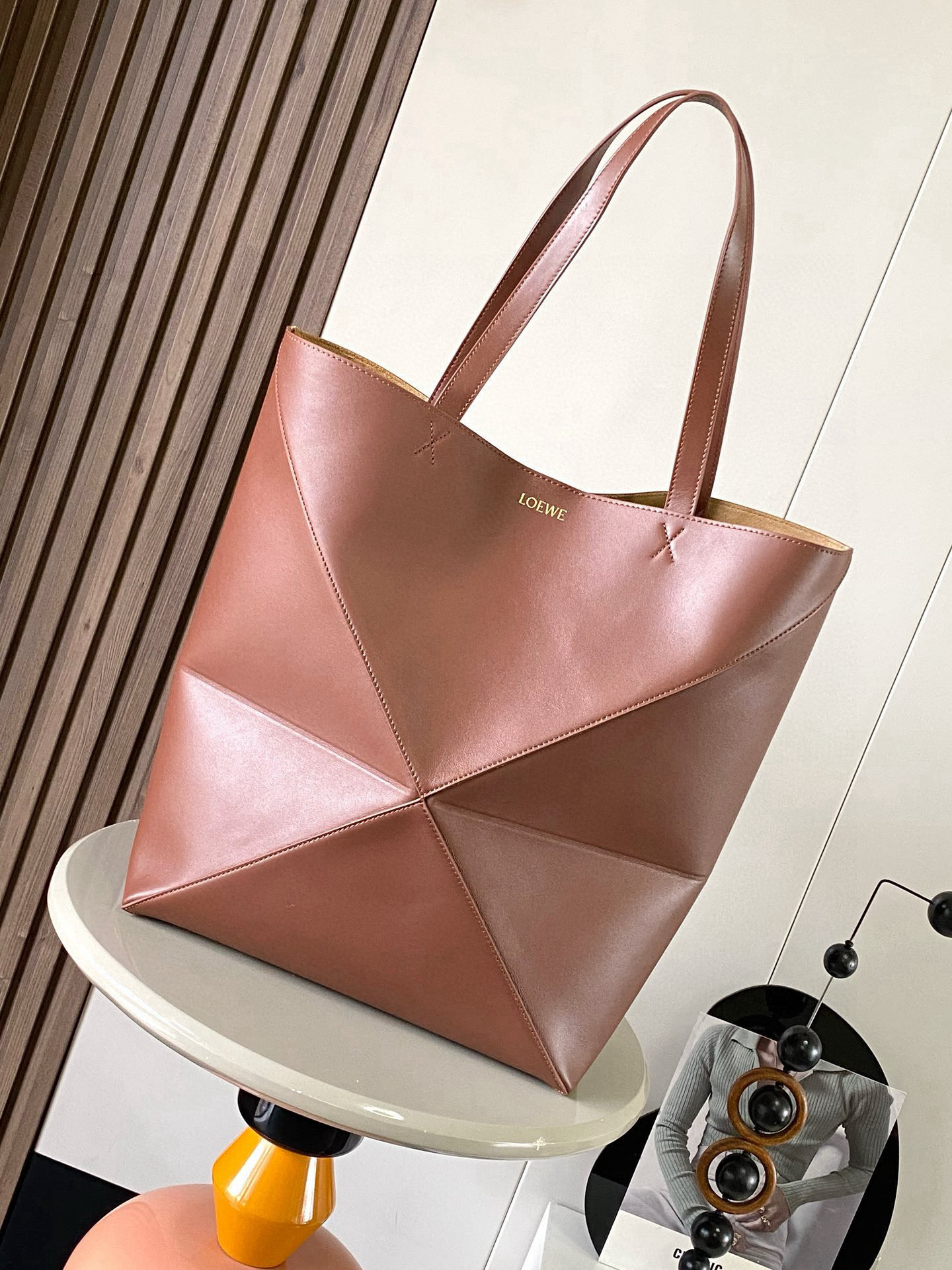 NO:556942,Large new shiny cow leather shopping bag puzzle Fold handbag large geometric pattern It has been a long time since I have seen such a practical and design tote bag. This continues the geometric aesthetics of the Puzzle series and is inspired by origami bags. This Puzzle Fold tote  I freely switch between three-dimensional and flat upper body sizes for your reference. The large size has a more friendly capacity, and the small size is very cute. The leather is very delicate and shiny. It is super light in weight. In addition, it can be folded, which is perfect for commuting with a computer, or for people like me who often travel on business and can easily store it in their luggage. Puzzle  The Fold handbag draws inspiration from the geometric lines of the brand's classic handbag series and uses creative ingenuity to reinterpret it into a stylish tote bag that can be fully folded and is a great travel companion. This large version is made of soft glossy calf leather   Size 42CM～41CM～18CM Style No. 9033 Color Browne, Loewe, Thom browne, loewe, totes, cowhide19860909大号新款亮面牛皮革购物袋puzzle Fold手袋大号几何图形玩出花了很久没见过这么实用又设计感满满的托特包了这款延续了Puzzle系列的几何美学以折纸包为灵感,让这只 Puzzle Fold tote 在立体和平面随意切换上身了两个尺码给大家参考哦大号容量更友好,小号很可爱,皮质都很细腻光泽本身自重超轻,外加可以折叠太适合平时带电脑通勤,或是像我一样经常出差旅行不费力的收纳进行李箱,Puzzle Fold手袋从品牌经典手袋系列的几何线条汲取灵感运用创意巧思将其重新诠释为一款时尚的托特袋,能完全折叠是旅行良伴.这个大号版本采用柔软的亮面牛皮革打造 尺寸42CM～41CM～18CM 款号9033 颜色布朗尼,罗意威,thom browne,loewe,totes,cowhide,Bag