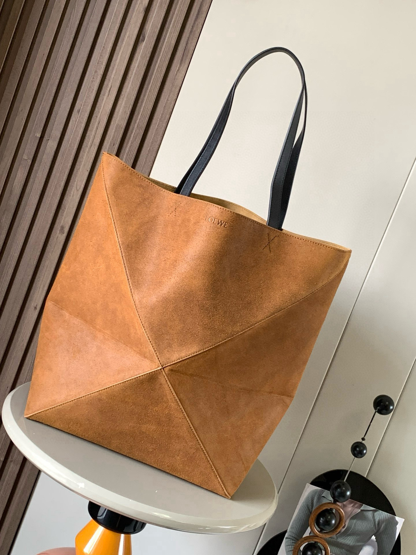 NO:556990,Extra Large Pressed Suede Puzzle Fold Handbag New Puzzle Fold Handbag draws inspiration from the geometric lines of the brand's classic handbag series and reinterprets it with panels rich in geometric architectural beauty. It can be completely folded and is a good travel companion. The brand uses creative ideas to create soft and lightweight handbags, paired with low-key and elegant LOEWE  Loewe brand logo. This extra-large version is made of pressed suede with leather trim. * Can be carried on the shoulder or by hand * Suede lining * Embossed Color Cognac Size 42cm ~ 18cm ~ 41cm Style No. 9033, Loewe, loewe, loewe19860909特大号压制绒面革 Puzzle Fold 手袋新品 Puzzle Fold 手袋从品牌经典手袋系列的几何线条汲取灵感以富含几何建筑美感的镶片重新诠释能完全折叠可谓旅行良伴品牌运用创意巧思打造柔软轻盈的手袋,搭配低调雅致的 LOEWE 罗意威品牌标志.此特大号版本采用压制绒面革制成搭配皮革饰边.＊可肩背或手提＊绒面革衬里＊压纹 颜色干邑色 尺寸42cm～18cm～41cm 款号9033,罗意威,loewe,loewe,Bag
