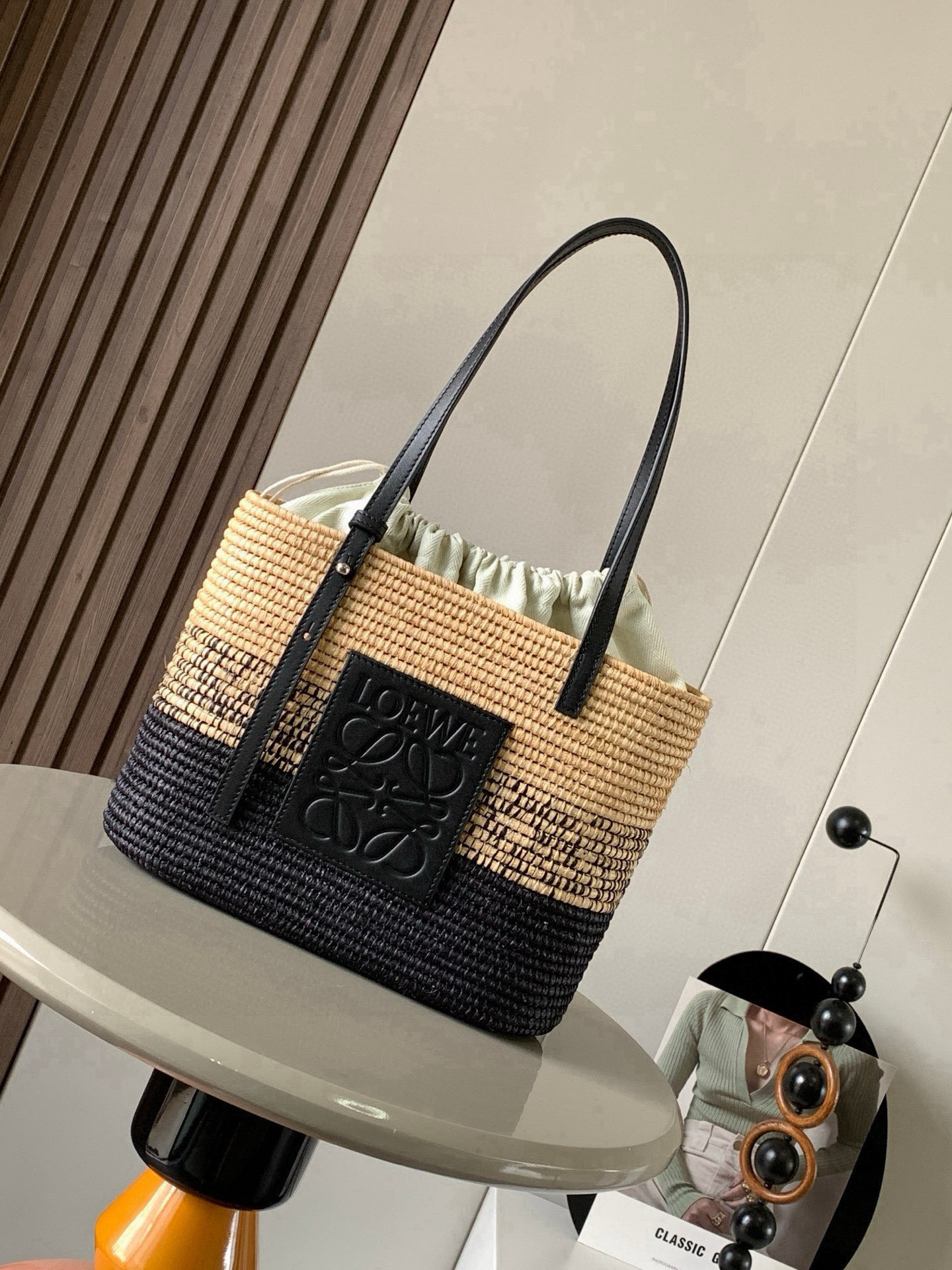 NO:558483,Popular small raffia fiber and cow leather square Basket handbag. This compact square Basket handbag is made of pure hand-woven raffia and cowhide leather. It is simple and elegant in appearance and very light in weight. The style is simple and connotative. It feels like a Korean style. It feels right when you pick it up. It is very suitable for traveling and taking pictures. You can adjust the length of the strap by yourself. It can be worn casually for outings or commuting to work. It is very refreshing to carry. Square basket  It is definitely a must-have bag for beach vacations. Casual style must have a casual bag. This bag can not only hold a water bottle but also a small umbrella. The simple design and the L0EWE logo can be used by fairies of any age. Material Plant material (natural raffia) Size 27~20~10CM Style No. 8001   Color black,loewe,cowhide,umbrellas19860909爆款小号酒椰纤维和牛皮革方形 Basket 手袋这款紧凑的方形Basket手袋由拉菲草纯手工编织和牛皮革制成观简约大方且自重很轻,款式简单有内涵韩系穿搭拿上这个包包 feel 就来了很适合去外面旅游拍拍照可自行调节背带长度,外出郊游或者上班通勤随便一搭,背着都特别清爽Square basket 绝对是海边度假必备的一款包休闲风绝对要有一款休闲包,这款包包不但可以装下水瓶就连小雨伞都可以装下.简单的设计加上 L0EWE 标志,无论是任何年纪的仙女都可以驾驭它 材料植物材料（天然拉菲草） 尺寸27～20~10CM 款号8001 颜色黑色,罗意威,loewe,cowhide,umbrellas,Bag