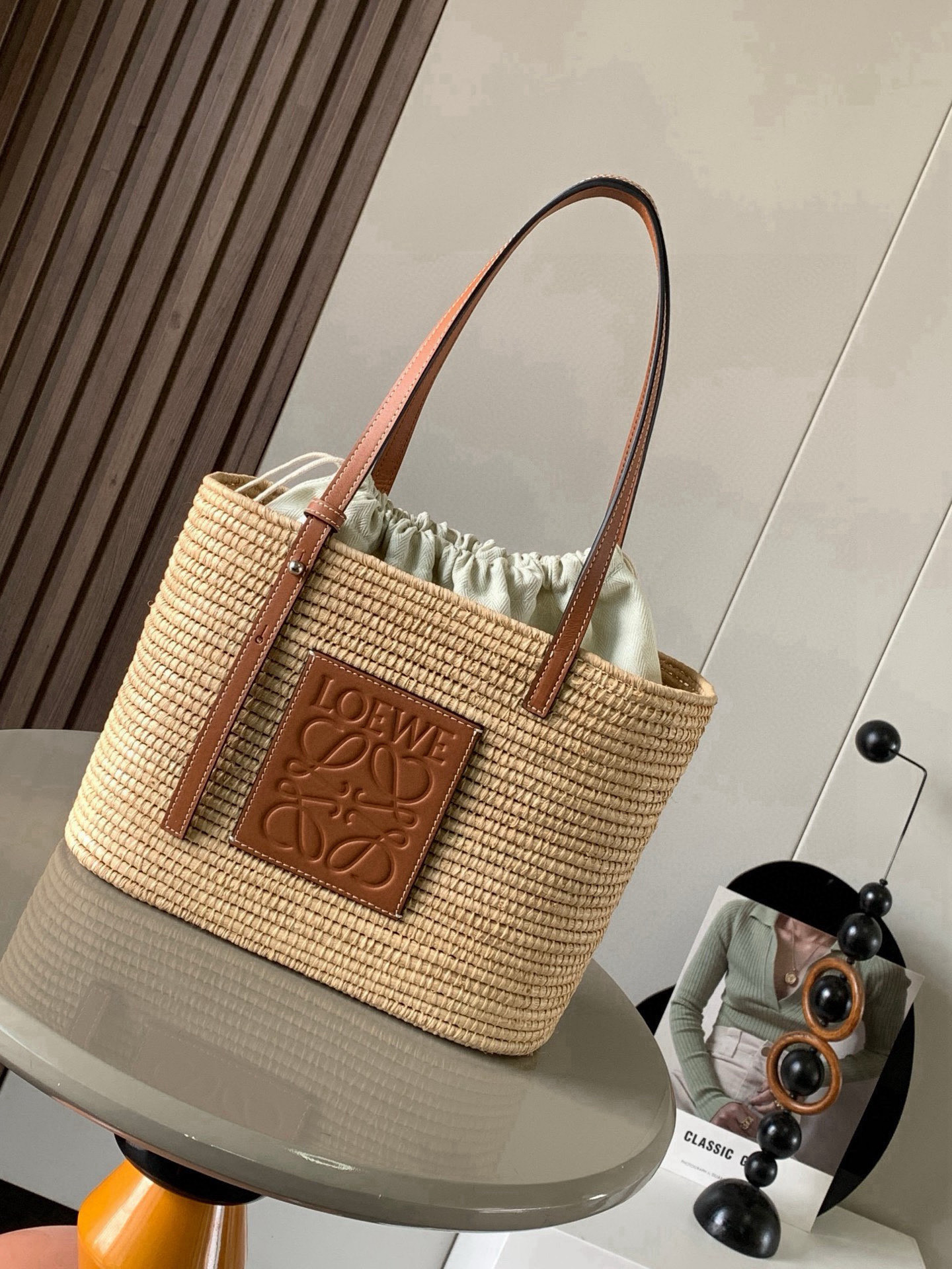 NO:558493,Popular small raffia fiber and cow leather square Basket handbag. This compact square Basket handbag is made of pure hand-woven raffia and cowhide leather. It is simple and elegant in appearance and very light in weight. The style is simple and connotative. It feels like a Korean style. It feels right when you pick it up. It is very suitable for traveling and taking pictures. You can adjust the length of the strap by yourself. It can be worn casually for outings or commuting to work. It is very refreshing to carry. Square basket  It is definitely a must-have bag for beach vacations. Casual style must have a casual bag. This bag can not only hold a water bottle but also a small umbrella. The simple design and the L0EWE logo can be used by fairies of any age. Material Plant material (natural raffia) Size 27~20~10CM Style No. 8001   Color brown,loewe,cowhide,umbrellas19860909爆款小号酒椰纤维和牛皮革方形 Basket 手袋这款紧凑的方形Basket手袋由拉菲草纯手工编织和牛皮革制成观简约大方且自重很轻,款式简单有内涵韩系穿搭拿上这个包包 feel 就来了很适合去外面旅游拍拍照可自行调节背带长度,外出郊游或者上班通勤随便一搭,背着都特别清爽Square basket 绝对是海边度假必备的一款包休闲风绝对要有一款休闲包,这款包包不但可以装下水瓶就连小雨伞都可以装下.简单的设计加上 L0EWE 标志,无论是任何年纪的仙女都可以驾驭它 材料植物材料（天然拉菲草） 尺寸27～20~10CM 款号8001 颜色棕色,罗意威,loewe,cowhide,umbrellas,Bag