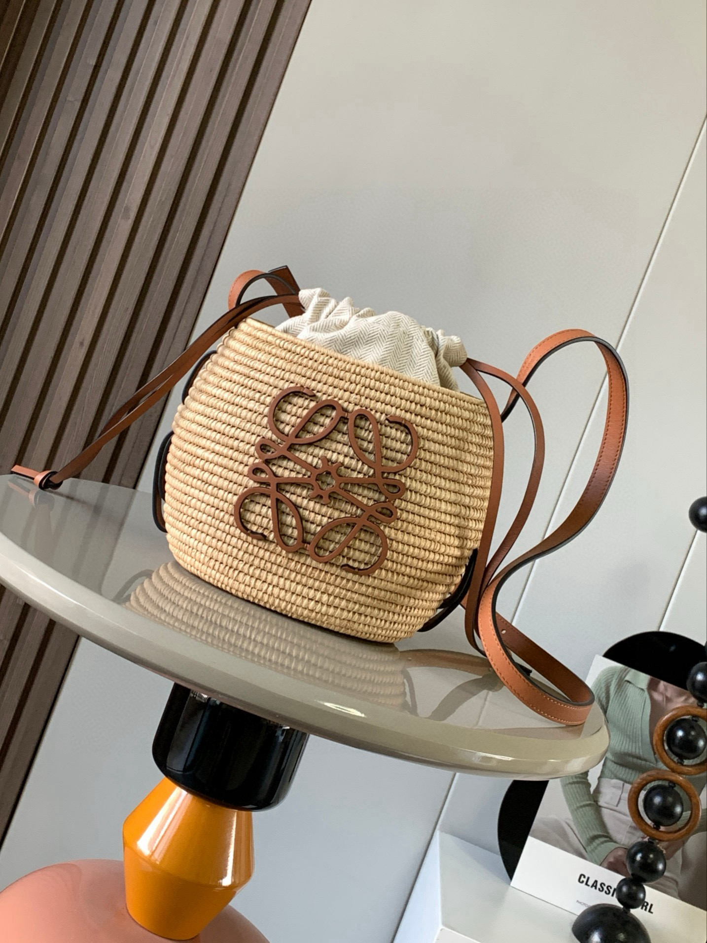 NO:558503,Raffia and Calf Leather Honeycomb Basket Small Honeycomb/Lantern Bag Woven bag with calfskin shoulder strap that runs through the entire honeycomb shape. This version is made of raffia and calfskin. Comes with an internal drawstring pouch and calfskin leather on the front. Anagram  The embroidery is different from the previous straw woven bags that can be carried on one shoulder. The small honeycomb can be carried cross-body or on one shoulder. It has a large and sufficient capacity. It can completely accommodate mobile phones, lipstick, powder, tissues, car keys, card holders, and even power bank hand cream and other portable items. It comes with a non-detachable inner bag for more convenient storage. The drawstring closure can tighten the small items inside to prevent them from falling out~ The upper body is really beautiful. The lazy and casual high-end feeling can easily be worn in all seasons~  Size 22～22～12CM Style No. 8002 Color brown, Loewe, loewe, espadrilles, cowhide19860909酒椰纤维和牛皮革蜂巢Basket小蜂巢／灯笼包手袋编织包配有穿过整个蜂巢形状包身的牛皮革肩带这个版本采用酒椰叶纤维和牛皮革制成配有内置抽绳小包,正面饰有牛皮革 Anagram 刺绣跟以往单肩背的草编包不同小蜂巢可以斜挎、也可以单肩背容量大且足,手机、口红、粉饼、纸巾、车匙、卡包乃至于充电宝护手霜等等随身携带的物品完全放得下配有不可拆卸的内胆袋,更方便收纳 抽绳开合可以束紧内里的小物品不容易掉出来～上身真的太好看了慵懒随性的高级感轻松包揽四季穿搭～ 尺寸22～22～12CM 款号8002 颜色棕色,罗意威,loewe,espadrilles,cowhide,Bag