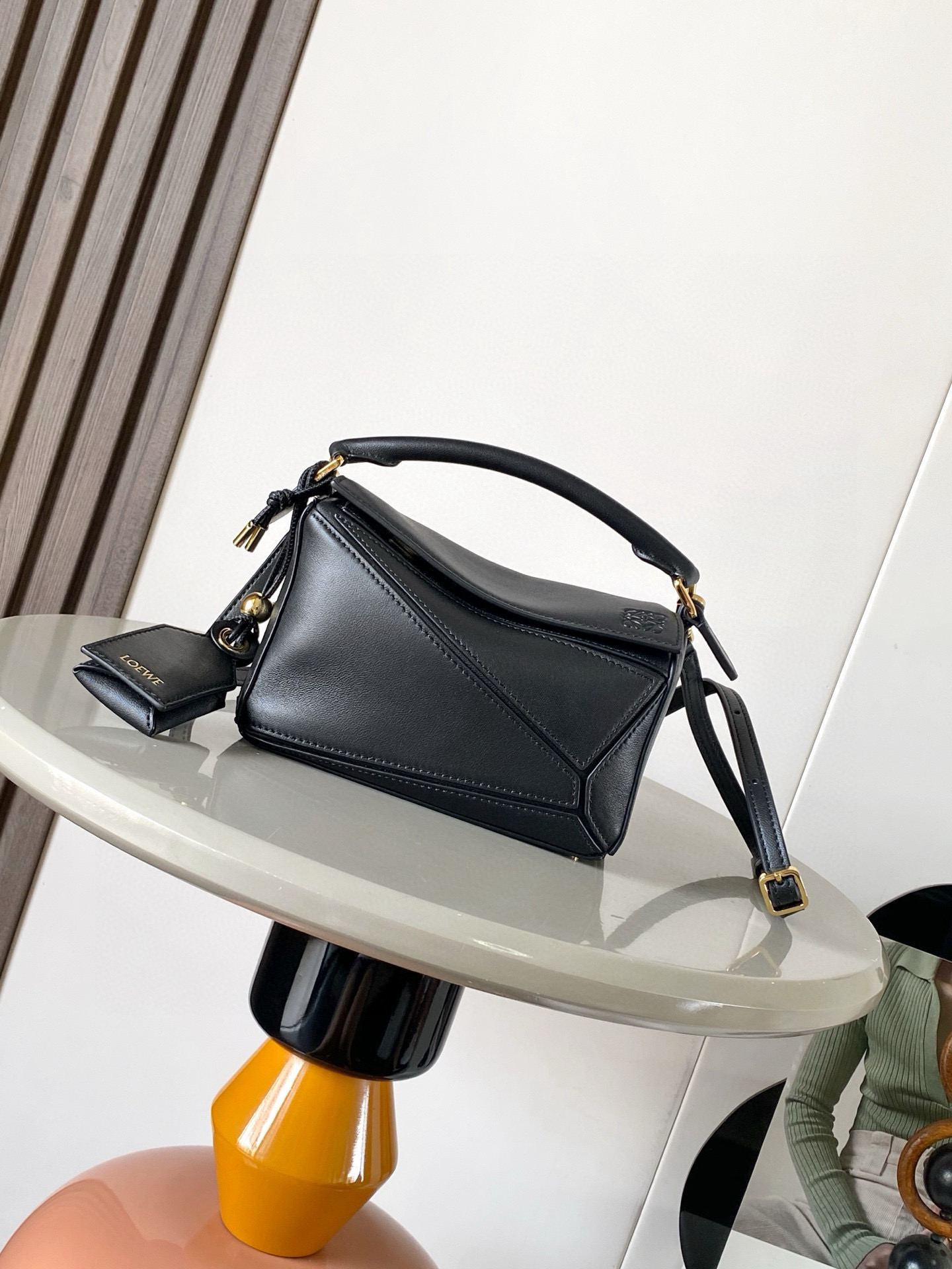 NO:558473,New version of the Geometric Bag Mini Nappa Lamb Leather Featherlight Puzzle Bag,  The original imported Napa calfskin outlines a cuboid shape with unique geometric lines. The soft and lightweight Napa leather injects a casual and lazy style into the handbag. *Can be carried on the shoulder, crossbody or handheld*Detachable and adjustable shoulder strap, decorated with rotating buckle*Zipper  Closure, articulated zipper pull * One external zipped back pocket, one internal slip pocket * Removable, with secret pocket and balloon dice * Rectangular metal feet * This smaller version is made from soft Nappa calf leather * Small Puzzle  Can hold, for example, a large wallet, all sizes of mobile phones and sunglasses Carry across the body, on the shoulder, in hand or by top handle *Detachable Color Black Style No. 9098   Size 18CM～12.5CM～7.5CM, Loewe, loewe, wallets, cowhide, sheepskin19860909新版本几何包迷你纳帕羊皮革 Featherlight Puzzle 手袋, 原厂进口纳帕小牛皮以别具一格的几何线条勾勒长方体造型.柔软轻盈的纳帕皮革为手袋注入随性慵懒的风格.*可肩背、斜挎或手提*可拆卸可调节肩带,饰有旋转卡扣*拉链开合,铰接式拉链头*一个外部拉链后袋,一个内部插袋*可拆卸,饰有隐秘口袋和气球骰子*长方形金属脚钉*这个小尺寸版本采用柔软纳帕小牛皮革制成＊小号Puzzle 可以容纳例如一只大号钱包所有尺寸的手机和太阳镜斜、肩背、手拿或顶部提手携带＊可拆卸 颜色黑色 款号9098 尺寸18CM～12.5CM～7.5CM,罗意威,loewe,wallets,cowhide,sheepskin,Bag