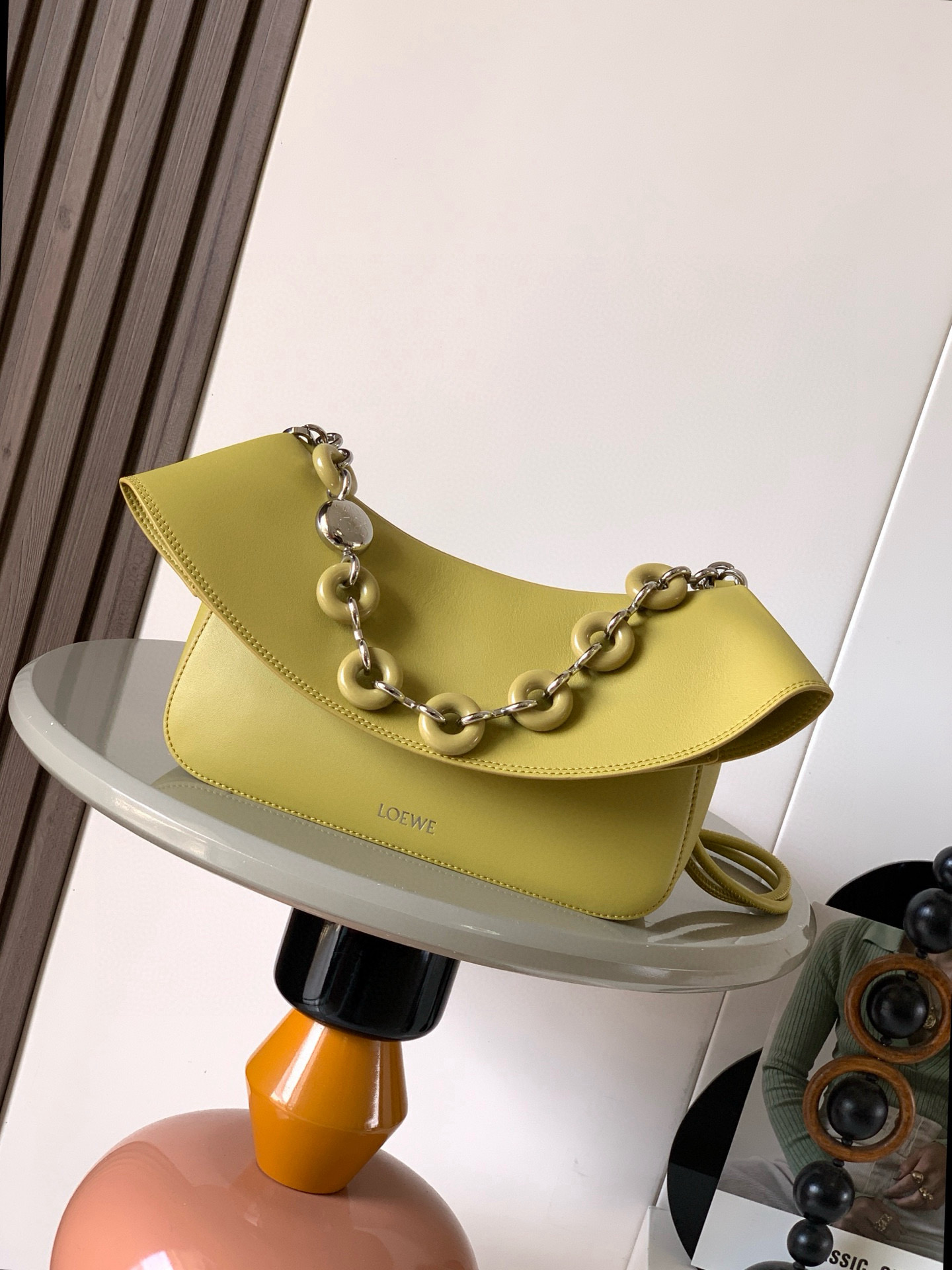 NO:582108,Medium Smooth Cow Leather Ola Handbag Ola is a soft, lightweight, flexible and versatile summer handbag with a curved body, a smooth-line flap and a striking donut chain. This medium version is made of smooth cow leather * Detachable cow leather tubular shoulder strap Detachable donut chain * Flap closure * One inner pocket L0EWE Hot stamping, engraved Anagram logo Size 26CM ~ 18CM ~ 13CM Style No. 9150  Color ginger,loewe,loewe,cowhide19860909中号光滑牛皮革 Ola 手袋Ola 是柔软轻便且灵活百搭的夏日手袋采用弧形主体、线条流畅的翻盖和醒目甜甜圈链条此中号版本采用光滑牛皮革制成*可拆卸牛皮革管状肩带可拆卸甜甜圈链条*翻盖开合*一个内袋 L0EWE 烫金,镌刻 Anagram 标志 尺寸26CM～18CM～13CM 款号9150 颜色姜黄色,罗意威,loewe,cowhide,Bag