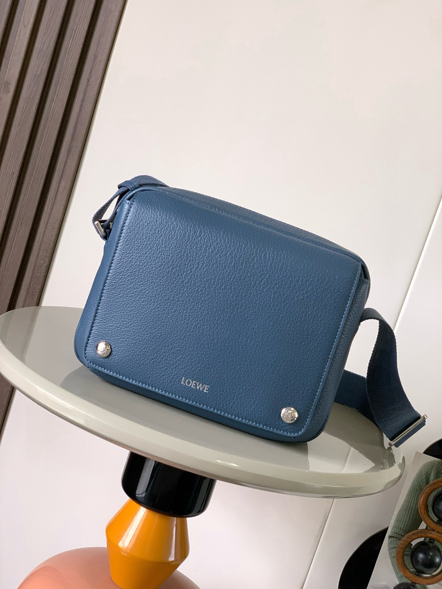 NO:582128,New Extra Small Pebble Messenger Bag in Soft Grained Calf Leather The Pebble messenger bag features a practical and sophisticated design with dual signature Anagram Pebble.  This medium size version is made of soft grained cow leather * Adjustable LOEWE webbing * Zipper closure * One front pocket with magnetic closure, one internal slip pocket * Suede lining * LOEWE hot silver, Anagram Pebble Color green and blue Size 23cm ~ 9cm ~ 18cm Style number 9094, Loewe, loewe, loewe, cowhide19860909新款超小号柔软粒面牛皮革 Pebble 邮差包Pebble 邮差包采用实用精巧设计,配有双重标志性 Anagram Pebble ．此中号版本采用柔软粒面牛皮革制成＊可调节LOEWE 织带＊拉链开合＊一个磁扣开合正面口袋,一个内部插袋＊绒面革衬里＊ LOEWE 烫银, Anagram Pebble 颜色青定蓝 尺寸23cm～9cm~18cm 款号9094,罗意威,loewe,loewe,cowhide,Bag