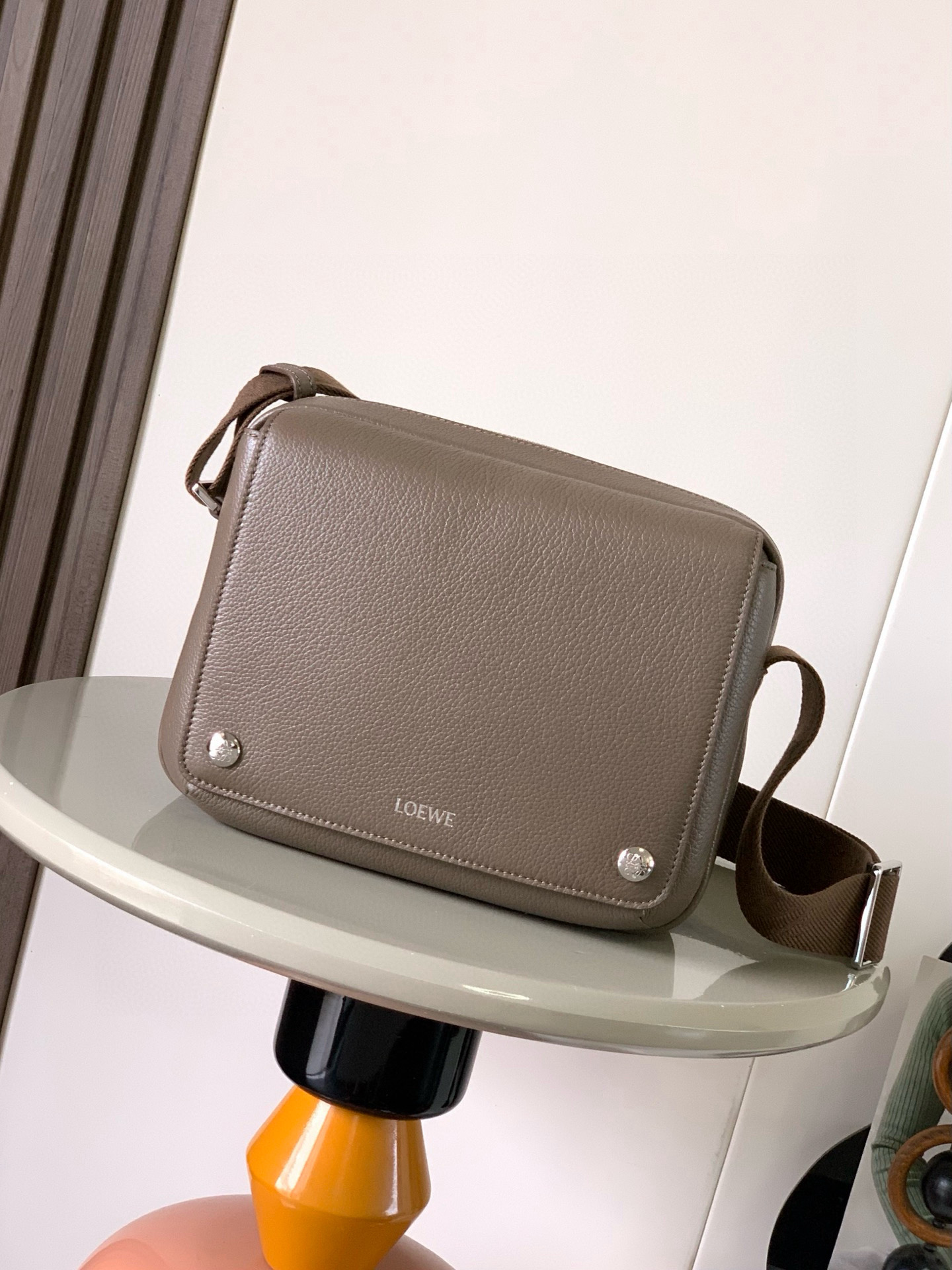 NO:582131,New Extra Small Pebble Messenger Bag in Soft Grained Calf Leather The Pebble messenger bag features a practical and sophisticated design with dual signature Anagram Pebble.  This medium-sized version is made of soft grained cow leather * Adjustable LOEWE webbing * Zipper closure * One front pocket with magnetic closure, one internal slip pocket * Suede lining * LOEWE hot silver, Anagram Pebble Color moss green Size 23cm ~ 9cm ~ 18cm Style number 9094, Loewe, loewe, loewe, cowhide19860909新款超小号柔软粒面牛皮革 Pebble 邮差包Pebble 邮差包采用实用精巧设计,配有双重标志性 Anagram Pebble ．此中号版本采用柔软粒面牛皮革制成＊可调节LOEWE 织带＊拉链开合＊一个磁扣开合正面口袋,一个内部插袋＊绒面革衬里＊ LOEWE 烫银, Anagram Pebble 颜色苔藓绿 尺寸23cm～9cm~18cm 款号9094,罗意威,loewe,loewe,cowhide,Bag