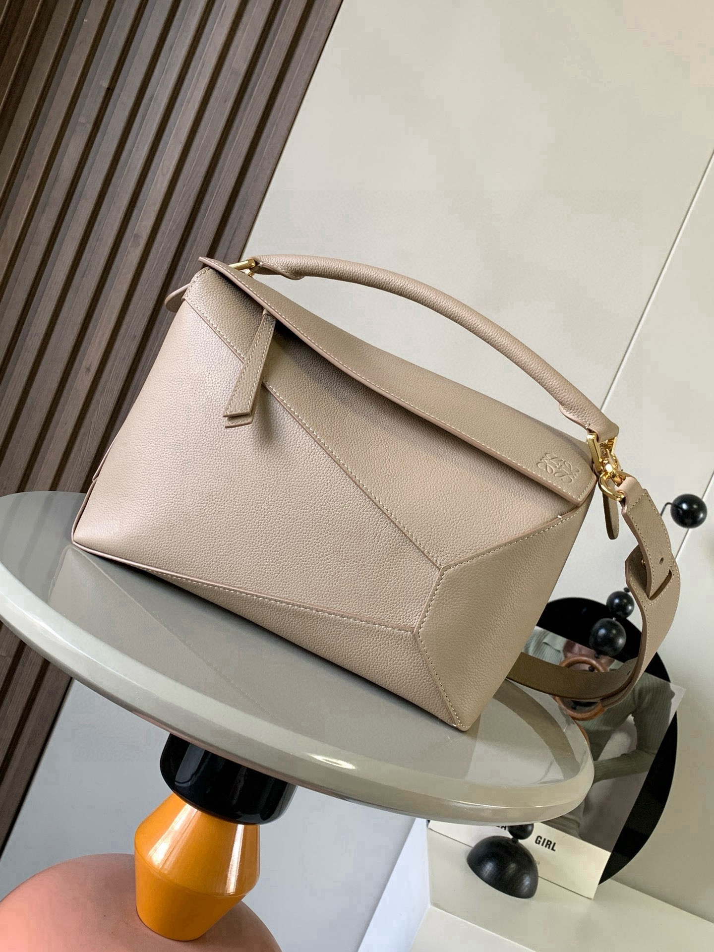 NO:582148,New version of geometric bag 29CMPuzzle handbag ~ imported cowhide Luojia's popular geometric bag Puzzle handbag is the first handbag launched by creative director Jonathan Ande for L0EWE. The rectangular shape and precise cutting technology created Puzzle's unique geometric lines, simple and elegant geometric design, fashionable and cool, sweet and salty original calf leather  The shape of the bag doesn't change, and it feels so comfortable that your upper body instantly looks up. The three-dimensional bag also contains extraordinary capacity, making it a popular item that you can never get enough of!  Size 29CM～19CM～12CM Style No. 9312 Color Sand, Loewe, loewe, loewe, cowhide19860909新版本几何包29CMPuzzle手袋～原厂进口牛皮 罗家爆款几何包Puzzle 手袋是创意总监乔纳森·安德森Jonathan Ande为 L0EWE 推出的首款手提包长方体形状和精确的切割技术创造了Puzzle 独特的几何线条简约大气的几何设计时髦中带着股酷劲,可甜可盐原厂小牛皮 包型都不变型手感舒适得没话说上身气质立马up～立体包型还蕴藏着非凡的容量是永远都囤不够的热门单品！ 尺寸29CM～19CM～12CM 款号9312 颜色沙色,罗意威,loewe,loewe,cowhide,Bag