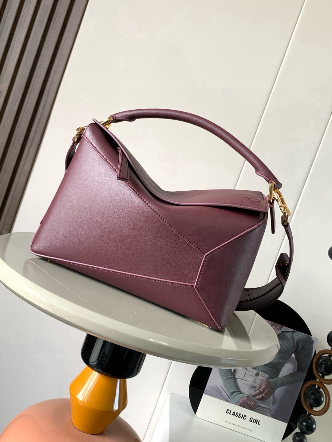 NO:582154,New version of geometric bag 29CMPuzzle handbag ~ imported cowhide Luojia's popular geometric bag Puzzle handbag is the first handbag launched by creative director Jonathan Ande for L0EWE. The rectangular shape and precise cutting technology created Puzzle's unique geometric lines, simple and elegant geometric design, fashionable and cool, sweet and salty original calf leather  The shape of the bag doesn't change, and it feels so comfortable that your upper body instantly looks up. The three-dimensional bag also contains extraordinary capacity, making it a popular item that you can never get enough of!  Size 29CM～19CM～12CM Style No. 9312 Color Burgundy, Loewe, loewe, loewe, cowhide19860909新版本几何包29CMPuzzle手袋～原厂进口牛皮 罗家爆款几何包Puzzle 手袋是创意总监乔纳森·安德森Jonathan Ande为 L0EWE 推出的首款手提包长方体形状和精确的切割技术创造了Puzzle 独特的几何线条简约大气的几何设计时髦中带着股酷劲,可甜可盐原厂小牛皮 包型都不变型手感舒适得没话说上身气质立马up～立体包型还蕴藏着非凡的容量是永远都囤不够的热门单品！ 尺寸29CM～19CM～12CM 款号9312 颜色酒红色,罗意威,loewe,loewe,cowhide,Bag