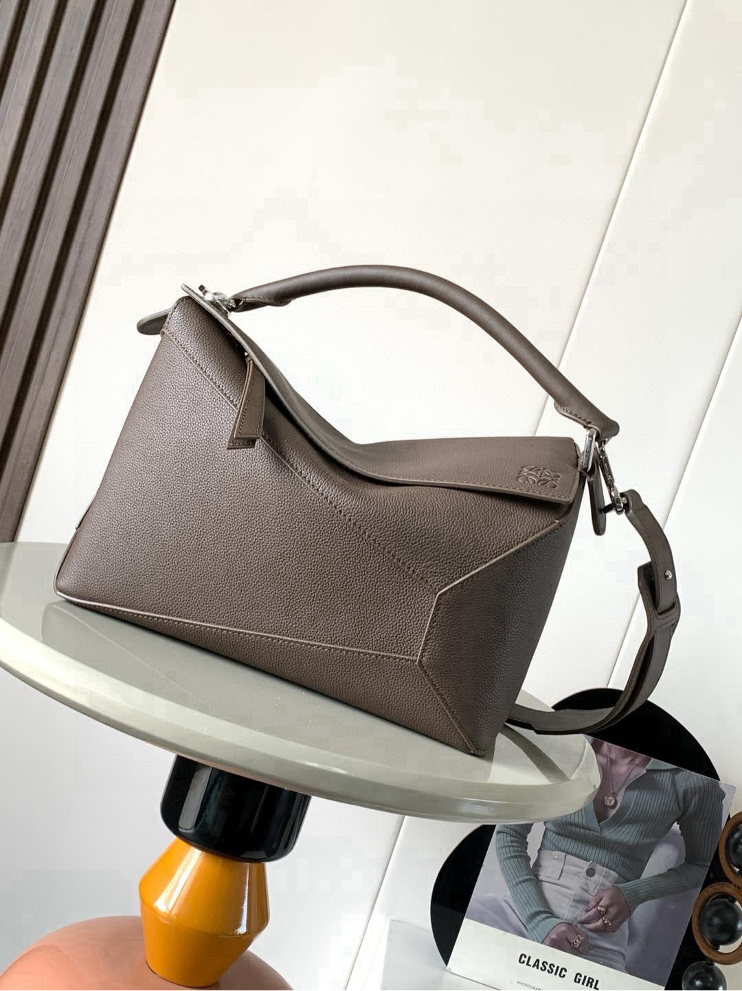 NO:582132,New version of geometric bag 29CMPuzzle handbag ~ imported cowhide Luojia's popular geometric bag Puzzle handbag is the first handbag launched by creative director Jonathan Ande for L0EWE. The rectangular shape and precise cutting technology created Puzzle's unique geometric lines, simple and elegant geometric design, fashionable and cool, sweet and salty original calf leather  The shape of the bag doesn't change, and it feels so comfortable that your upper body instantly looks up. The three-dimensional bag also contains extraordinary capacity, making it a popular item that you can never get enough of!  Size 29CM～19CM～12CM Style No. 9312 Color Snowy Coffee Li, Loewe, loewe, loewe, cowhide19860909新版本几何包29CMPuzzle手袋～原厂进口牛皮 罗家爆款几何包Puzzle 手袋是创意总监乔纳森·安德森Jonathan Ande为 L0EWE 推出的首款手提包长方体形状和精确的切割技术创造了Puzzle 独特的几何线条简约大气的几何设计时髦中带着股酷劲,可甜可盐原厂小牛皮 包型都不变型手感舒适得没话说上身气质立马up～立体包型还蕴藏着非凡的容量是永远都囤不够的热门单品！ 尺寸29CM～19CM～12CM 款号9312 颜色雪咖色荔,罗意威,loewe,loewe,cowhide,Bag