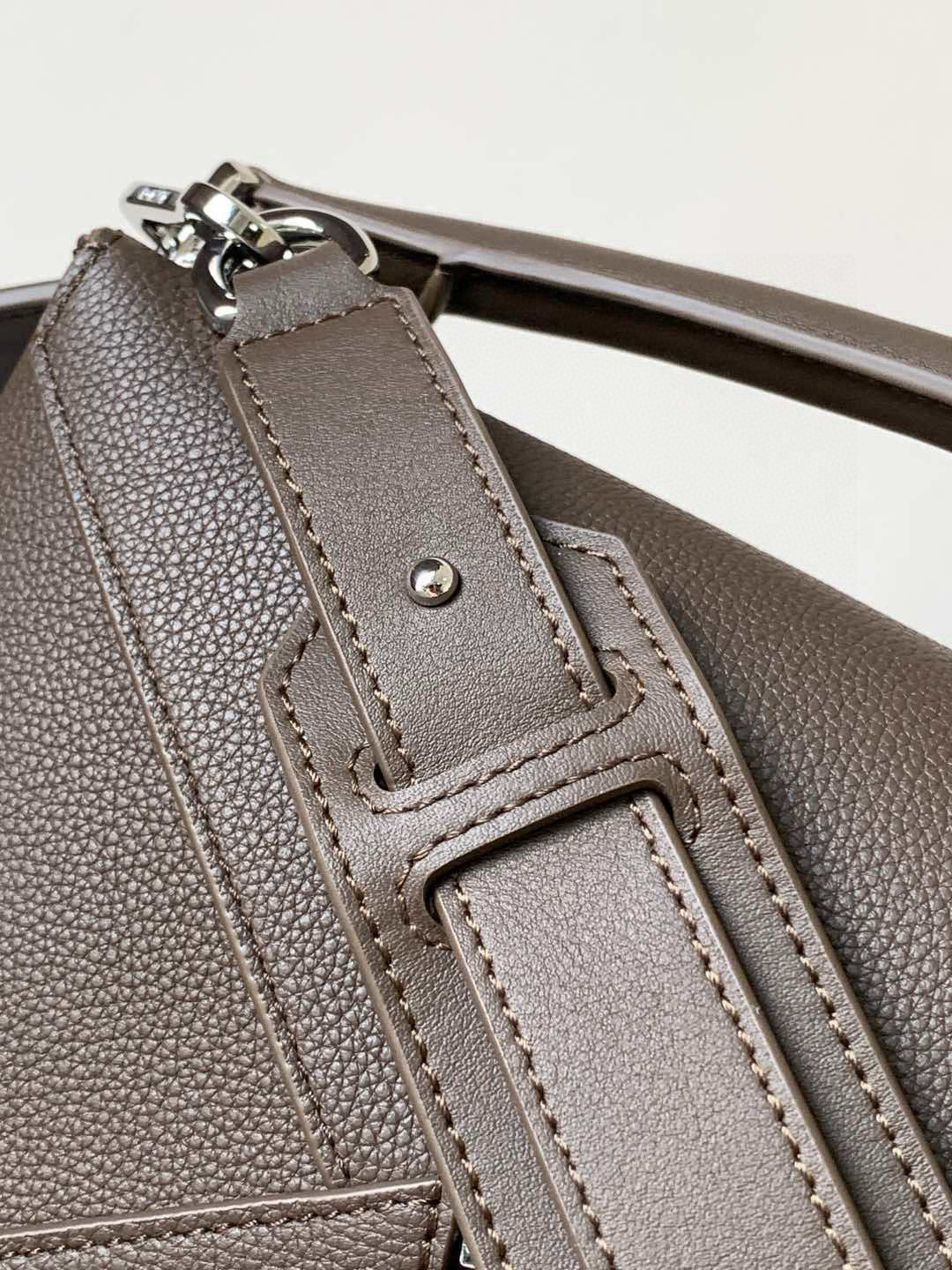 Loewe 新版本几何包29CM Puzzle手袋～
