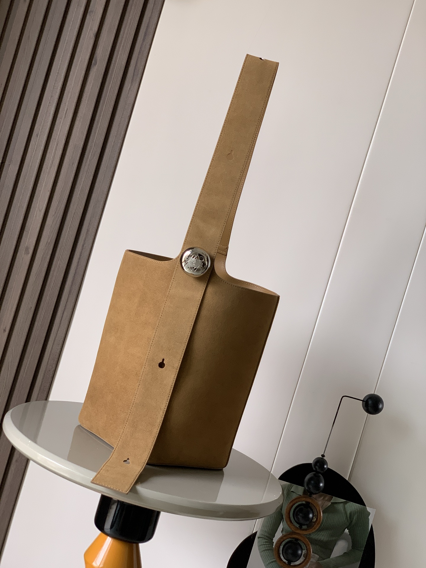 NO:582155,The new large suede calfskin Pebble bucket bag, Pebble cleverly combines pure simple lines with eye-catching design style to create a unique and innovative handbag design with the iconic Anagram  Engraved hardware is both decorative and practical. The shoulder strap length can be adjusted and suitable for a variety of carrying methods. The unique twisted structure complements the subtle details. This large version is made of suede cow leather and has a smooth nappa leather interior.  Color: Tobacco, Loewe, loewe, cowhide19860909新款大号绒面牛皮革 Pebble 水桶包,Pebble 将纯粹的简约线条与瞩目设计风格巧妙融合造就别具一格的创新的手袋设计标志性的 Anagram 雕刻五金件兼具装饰和实用功能可调节肩带长度并适合多种携带方式,独特的扭曲结构与微妙的细节相得益彰.此大号版本采用绒面牛皮革制成内部为光滑纳帕皮革.＊可肩背或斜挎＊可调节肩带＊磁扣开合＊内部牛皮革口袋＊ Anagram 雕刻卵石纹 尺寸28cm～24cm～23cm 款号9045 颜色烟草色,罗意威,loewe,cowhide,Bag