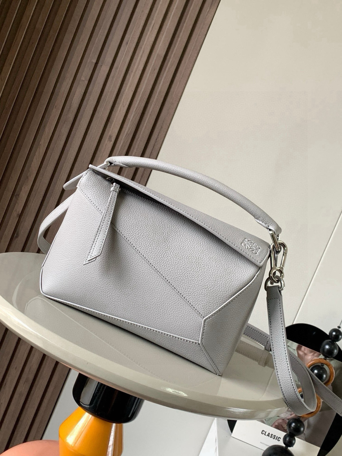 NO:582140,New version of geometric bag small 24CMPuzzle handbag!  Original imported pebbled calfskin Luojia's popular geometric bag Puzzle handbag is the first handbag launched by creative director Jonathan Anderson for L0EWE. The cuboid shape and precise cutting technology create Puzzle's unique geometric lines. This small size version is made of soft nappa calf leather. *Small size Puzzle  Can hold, for example, a large wallet, mobile phones of all sizes and sunglasses [Sun][Sun] Diagonal, shoulder, hand or top handle carry * Detachable Size 24CM ~ 16CM ~ 10CM Style No. 8010 Color Gray, Loewe, loewe, loewe, wallets, cowhide19860909新版本几何包小号24CMPuzzle手袋！原厂进口荔枝纹小牛皮罗家爆款几何包Puzzle 手袋是创意总监乔纳森·安德森为 L0EWE 推出的首款手提包长方体形状和精确的切割技术创造了 Puzzle 独特的几何线条这个小尺寸版本采用柔软纳帕小牛皮革制成＊小号 Puzzle 可以容纳例如一只大号钱包、所有尺寸的手机和太阳镜[太阳][太阳]斜、肩背、手拿或顶部提手携带＊可拆卸 尺寸24CM～16CM～10CM 款号8010 颜色灰色,罗意威,loewe,loewe,wallets,cowhide,Bag