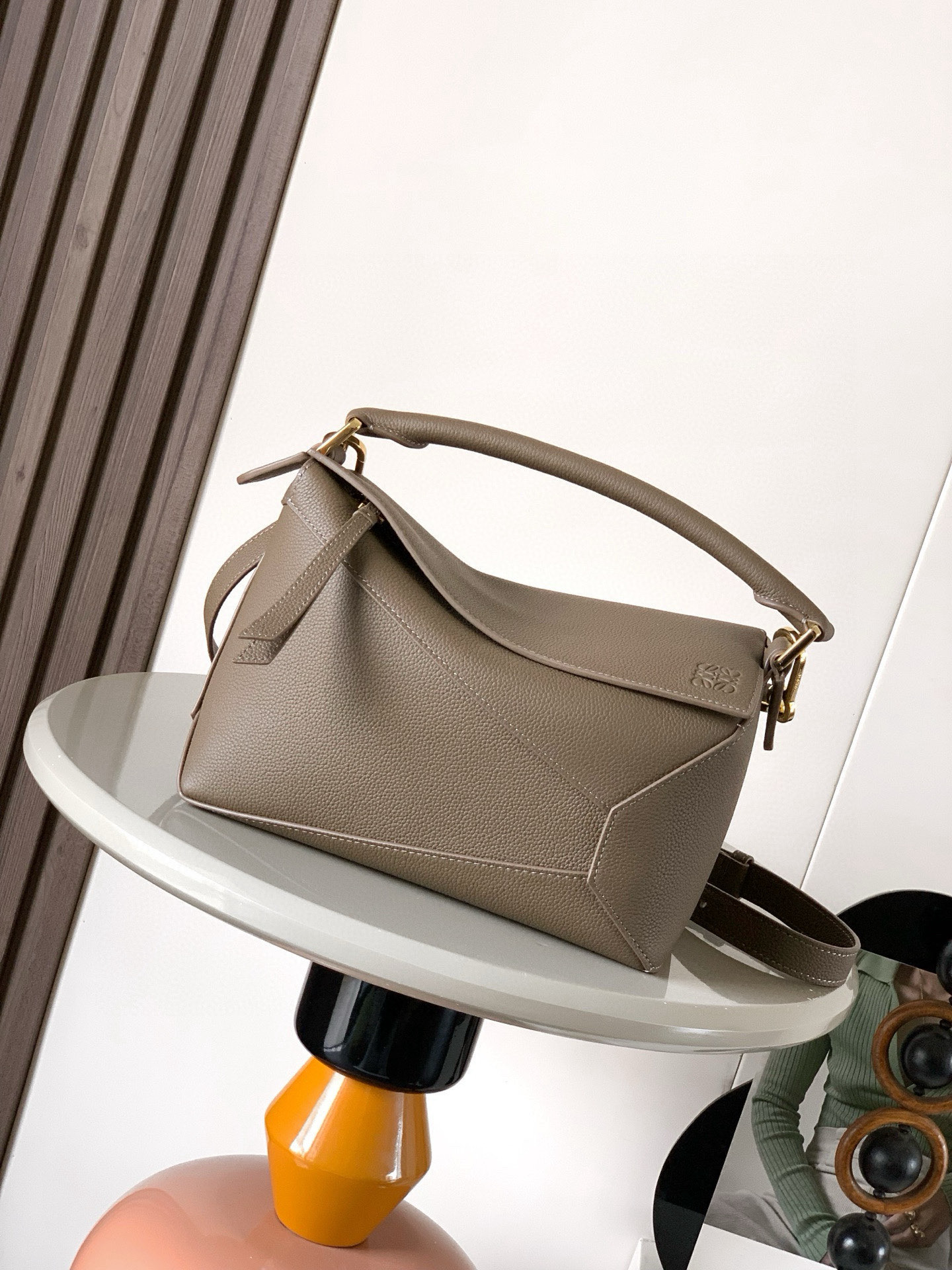 NO:582151,New version of geometric bag small 24CMPuzzle handbag!  Original imported pebbled calfskin Luojia's popular geometric bag Puzzle handbag is the first handbag launched by creative director Jonathan Anderson for L0EWE. The rectangular shape and precise cutting technology create Puzzle's unique geometric lines. This small version is made of soft nappa calf leather.  Size 24CM～16CM～10CM Style No. 9311/8010 Color Taupe Li, Loewe, loewe, loewe, wallets, cowhide19860909新版本几何包小号24CMPuzzle手袋！原厂进口荔枝纹小牛皮罗家爆款几何包Puzzle 手袋是创意总监乔纳森·安德森为 L0EWE 推出的首款手提包长方体形状和精确的切割技术创造了 Puzzle 独特的几何线条这个小尺寸版本采用柔软纳帕小牛皮革制成＊小号Puzzle 可以容纳例如一只大号钱包所有尺寸的手机和太阳镜斜、肩背、手拿或顶部提手携带＊可拆卸 尺寸24CM～16CM～10CM 款号9311/8010 颜色灰褐色荔,罗意威,loewe,loewe,wallets,cowhide,Bag