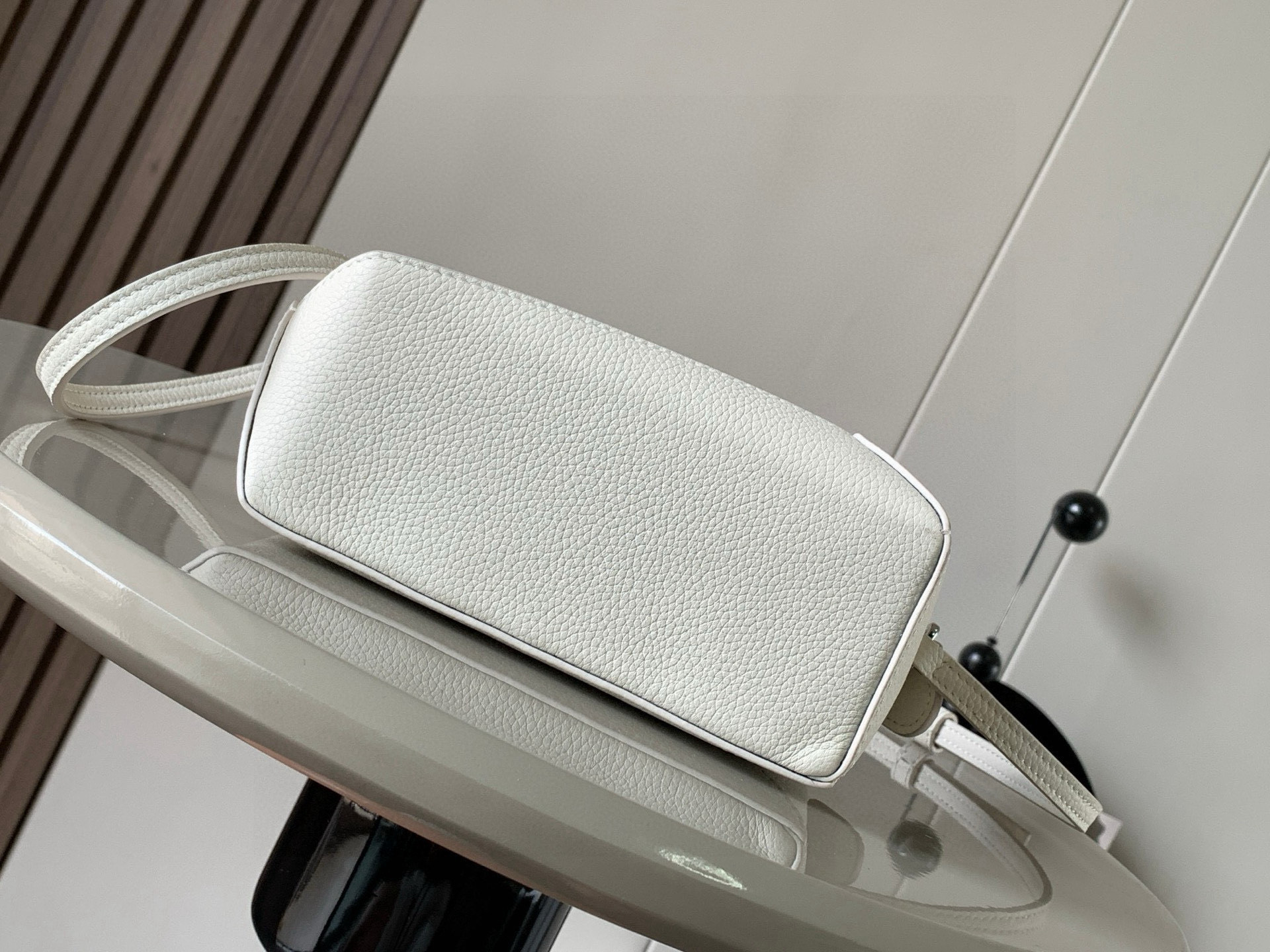 p650。🔥爆款🔥新版本几何包迷你18CM🌹原厂进口纳帕小牛皮👜Puzzle手袋是创意总监乔纳森．安德森为 L0💋EWE 推出的首款手提包🔥长方体形状和精确的切割技术创造了 Puzzle 独特的几何线条。这个迷你版本采用经典牛皮革制成👍迷你 Puzzle 可以容纳例如一只小号垂直钱包、大多数尺寸的手机（最大6.1英寸）和太阳镜盒💄斜挎、肩背、手拿或顶部提手携带.可拆卸肩带🤍包包自身重量几乎🉑忽略，炒鸡实用，出门装手机小钱包口红粉饼,毫无累赘感，轻松愉快人生从此开启😇😇(你们最关心的xs，plus都ok哈）😍
尺寸：18～12.5～8CM
款号：8003
颜色：白色