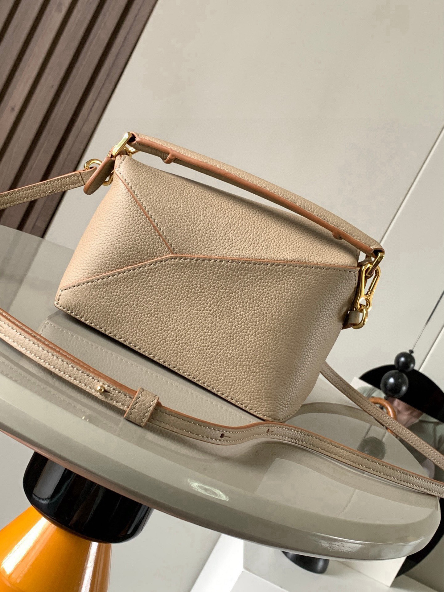 p650。🔥爆款🔥新版本几何包迷你18CM🌹原厂进口纳帕小牛皮👜Puzzle手袋是创意总监乔纳森．安德森为 L0💋EWE 推出的首款手提包🔥长方体形状和精确的切割技术创造了 Puzzle 独特的几何线条。这个迷你版本采用经典牛皮革制成👍迷你 Puzzle 可以容纳例如一只小号垂直钱包、大多数尺寸的手机（最大6.1英寸）和太阳镜盒💄斜挎、肩背、手拿或顶部提手携带.可拆卸肩带🧡包包自身重量几乎🉑忽略，炒鸡实用，出门装手机小钱包口红粉饼,毫无累赘感，轻松愉快人生从此开启😇😇(你们最关心的xs，plus都ok哈）😍
尺寸：18～12.5～8CM
款号：8003
颜色：沙色