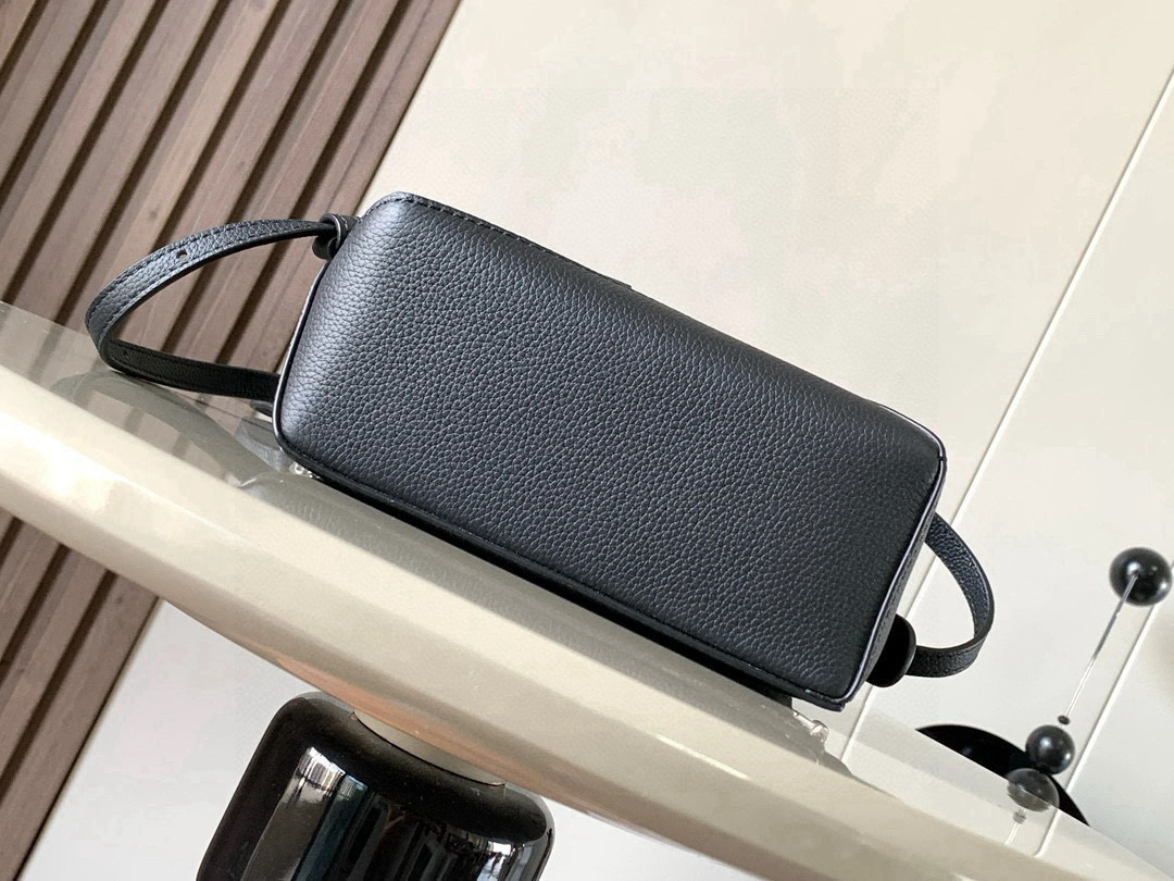 p650。🔥爆款🔥新版本几何包迷你18CM🌹原厂进口纳帕小牛皮👜Puzzle手袋是创意总监乔纳森．安德森为 L0💋EWE 推出的首款手提包🔥长方体形状和精确的切割技术创造了 Puzzle 独特的几何线条。这个迷你版本采用经典牛皮革制成👍迷你 Puzzle 可以容纳例如一只小号垂直钱包、大多数尺寸的手机（最大6.1英寸）和太阳镜盒💄斜挎、肩背、手拿或顶部提手携带.可拆卸肩带🖤包包自身重量几乎🉑忽略，炒鸡实用，出门装手机小钱包口红粉饼,毫无累赘感，轻松愉快人生从此开启😇😇(你们最关心的xs，plus都ok哈）😍
尺寸：18～12.5～8CM
款号：8003
颜色：黑色