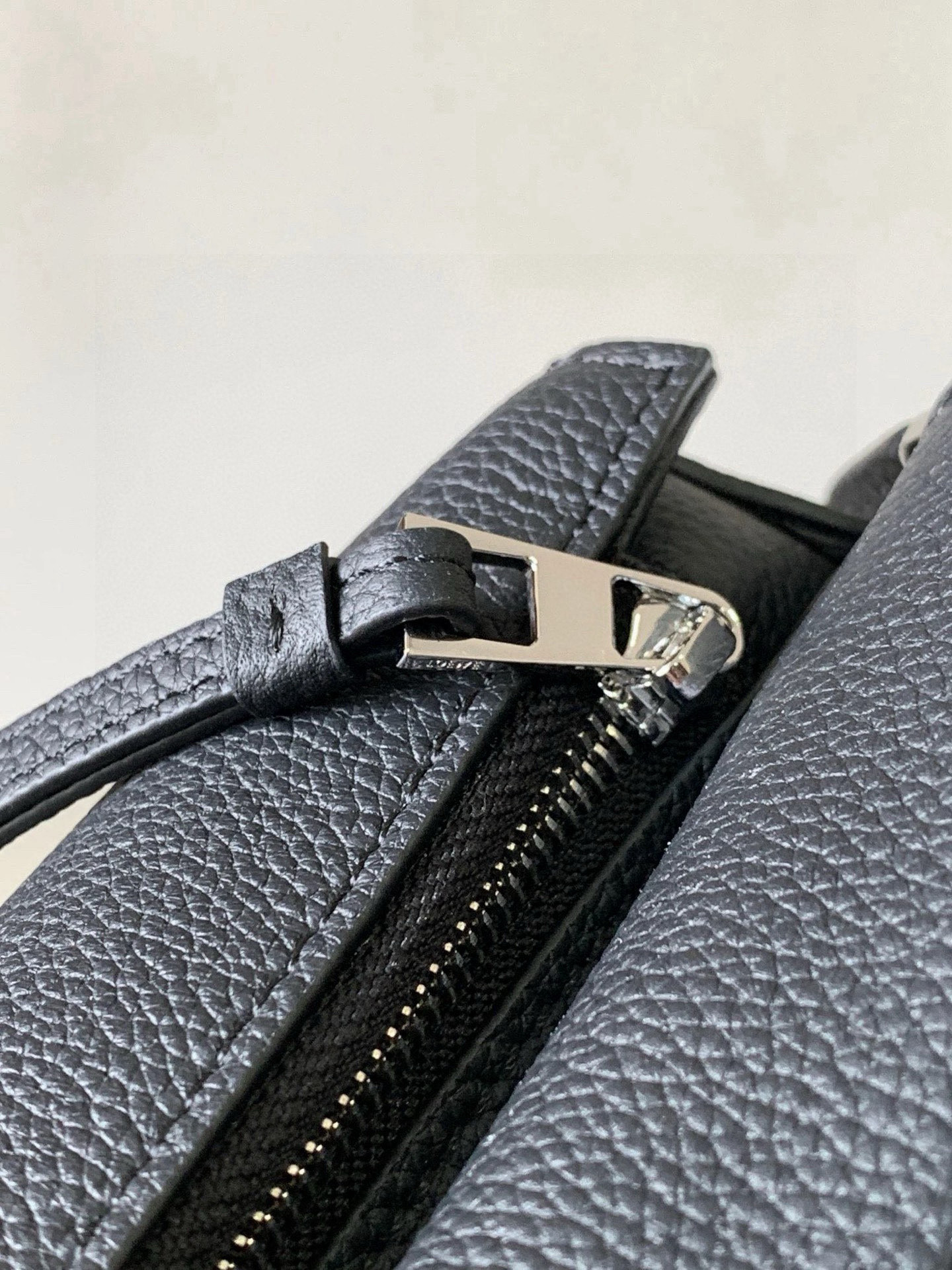 p650。🔥爆款🔥新版本几何包迷你18CM🌹原厂进口纳帕小牛皮👜Puzzle手袋是创意总监乔纳森．安德森为 L0💋EWE 推出的首款手提包🔥长方体形状和精确的切割技术创造了 Puzzle 独特的几何线条。这个迷你版本采用经典牛皮革制成👍迷你 Puzzle 可以容纳例如一只小号垂直钱包、大多数尺寸的手机（最大6.1英寸）和太阳镜盒💄斜挎、肩背、手拿或顶部提手携带.可拆卸肩带🖤包包自身重量几乎🉑忽略，炒鸡实用，出门装手机小钱包口红粉饼,毫无累赘感，轻松愉快人生从此开启😇😇(你们最关心的xs，plus都ok哈）😍
尺寸：18～12.5～8CM
款号：8003
颜色：黑色