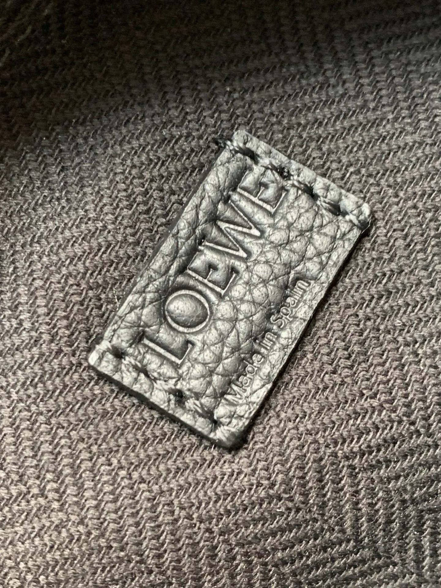 p650。🔥爆款🔥新版本几何包迷你18CM🌹原厂进口纳帕小牛皮👜Puzzle手袋是创意总监乔纳森．安德森为 L0💋EWE 推出的首款手提包🔥长方体形状和精确的切割技术创造了 Puzzle 独特的几何线条。这个迷你版本采用经典牛皮革制成👍迷你 Puzzle 可以容纳例如一只小号垂直钱包、大多数尺寸的手机（最大6.1英寸）和太阳镜盒💄斜挎、肩背、手拿或顶部提手携带.可拆卸肩带🖤包包自身重量几乎🉑忽略，炒鸡实用，出门装手机小钱包口红粉饼,毫无累赘感，轻松愉快人生从此开启😇😇(你们最关心的xs，plus都ok哈）😍
尺寸：18～12.5～8CM
款号：8003
颜色：黑色