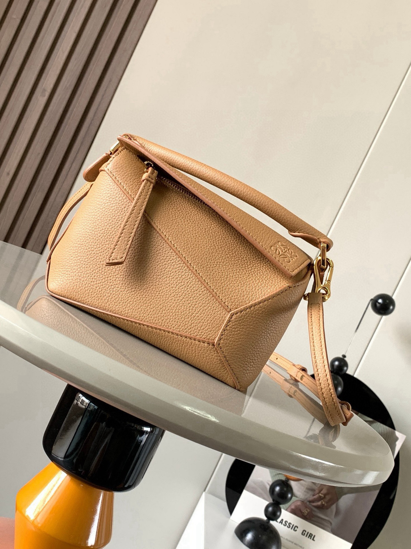 NO:582187,The popular new version of the geometric bag mini 18CM imported Napa calfskin Puzzle handbag is the creative director of Jonathan.  Anderson's first handbag for L0EWE The cuboid shape and precise cutting techniques create the unique geometric lines of the Puzzle. This mini version is crafted from classic cowhide leather The Mini Puzzle  It can accommodate, for example, a small vertical wallet, mobile phones of most sizes (up to 6.1 inches) and sunglasses cases to be carried across the body, on the shoulder, in the hand or by the top handle. The detachable shoulder strap almost ignores the weight of the bag itself, making it practical for carrying mobile phones, small wallets, lipsticks and powders when going out, without any sense of cumbersomeness, and a relaxed and happy life starts from now on (the xs and plus you are most concerned about are all OK). Size 18～12.5～8CM Style No. 8003  Color brown,loewe,loewe,wallets,cowhide19860909爆款新版本几何包迷你18CM原厂进口纳帕小牛皮Puzzle手袋是创意总监乔纳森．安德森为 L0EWE 推出的首款手提包长方体形状和精确的切割技术创造了 Puzzle 独特的几何线条.这个迷你版本采用经典牛皮革制成迷你 Puzzle 可以容纳例如一只小号垂直钱包、大多数尺寸的手机（最大6.1英寸）和太阳镜盒斜挎、肩背、手拿或顶部提手携带.可拆卸肩带包包自身重量几乎忽略,炒鸡实用,出门装手机小钱包口红粉饼,毫无累赘感,轻松愉快人生从此开启(你们最关心的xs,plus都ok哈） 尺寸18～12.5～8CM 款号8003 颜色棕色,罗意威,loewe,wallets,cowhide,Bag