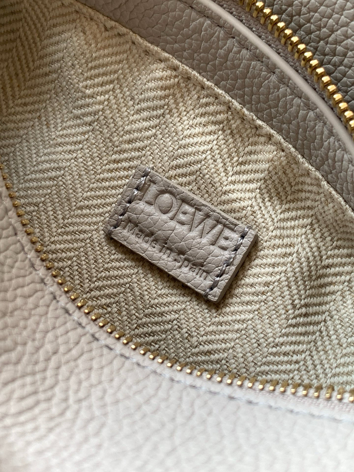 p650。🔥爆款🔥新版本几何包迷你18CM🌹原厂进口荔枝纹小牛皮👜Puzzle手袋是创意总监乔纳森．安德森为 L0💋EWE 推出的首款手提包🔥长方体形状和精确的切割技术创造了 Puzzle 独特的几何线条。这个迷你版本采用经典牛皮革制成👍迷你 Puzzle 可以容纳例如一只小号垂直钱包、大多数尺寸的手机（最大6.1英寸）和太阳镜盒💄斜挎、肩背、手拿或顶部提手携带.可拆卸肩带❤包包自身重量几乎🉑忽略，炒鸡实用，出门装手机小钱包口红粉饼,毫无累赘感，轻松愉快人生从此开启😇😇(你们最关心的xs，plus都ok哈）😍
尺寸：18～12.5～8CM
款号：9310/8003
颜色：浅轻灵灰