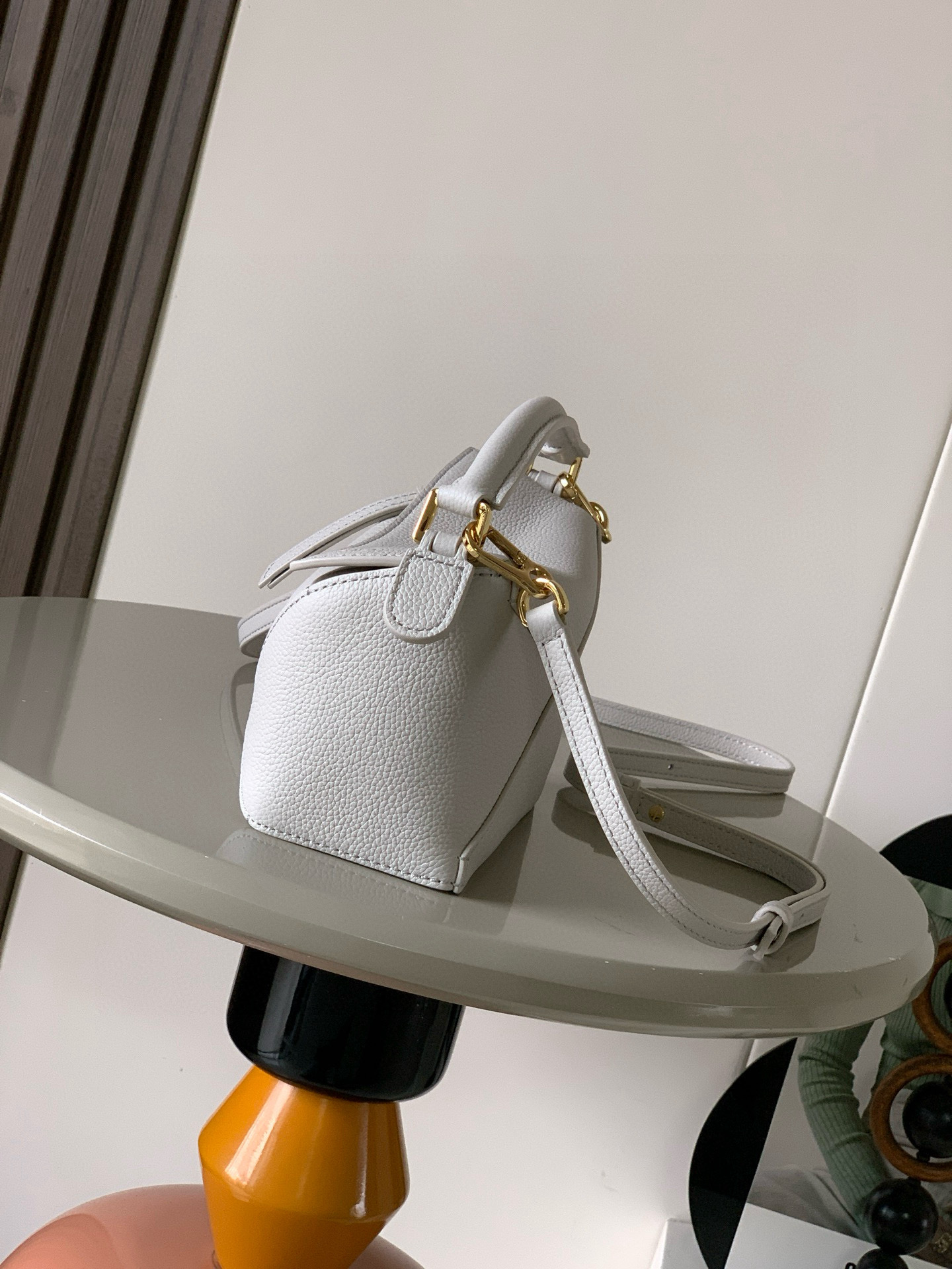 p650。🔥爆款🔥新版本几何包迷你18CM🌹原厂进口荔枝纹小牛皮👜Puzzle手袋是创意总监乔纳森．安德森为 L0💋EWE 推出的首款手提包🔥长方体形状和精确的切割技术创造了 Puzzle 独特的几何线条。这个迷你版本采用经典牛皮革制成👍迷你 Puzzle 可以容纳例如一只小号垂直钱包、大多数尺寸的手机（最大6.1英寸）和太阳镜盒💄斜挎、肩背、手拿或顶部提手携带.可拆卸肩带❤包包自身重量几乎🉑忽略，炒鸡实用，出门装手机小钱包口红粉饼,毫无累赘感，轻松愉快人生从此开启😇😇(你们最关心的xs，plus都ok哈）😍
尺寸：18～12.5～8CM
款号：9310/8003
颜色：浅轻灵灰