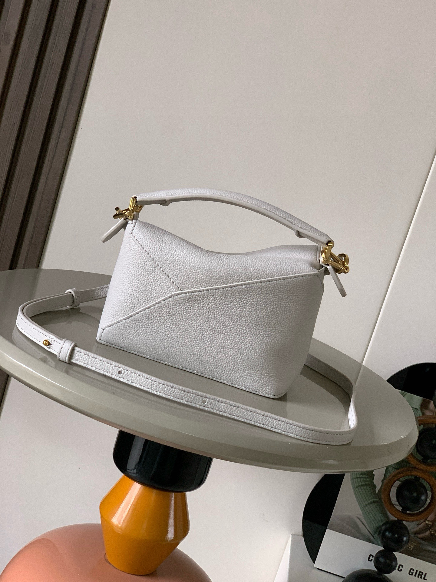 p650。🔥爆款🔥新版本几何包迷你18CM🌹原厂进口荔枝纹小牛皮👜Puzzle手袋是创意总监乔纳森．安德森为 L0💋EWE 推出的首款手提包🔥长方体形状和精确的切割技术创造了 Puzzle 独特的几何线条。这个迷你版本采用经典牛皮革制成👍迷你 Puzzle 可以容纳例如一只小号垂直钱包、大多数尺寸的手机（最大6.1英寸）和太阳镜盒💄斜挎、肩背、手拿或顶部提手携带.可拆卸肩带❤包包自身重量几乎🉑忽略，炒鸡实用，出门装手机小钱包口红粉饼,毫无累赘感，轻松愉快人生从此开启😇😇(你们最关心的xs，plus都ok哈）😍
尺寸：18～12.5～8CM
款号：9310/8003
颜色：浅轻灵灰