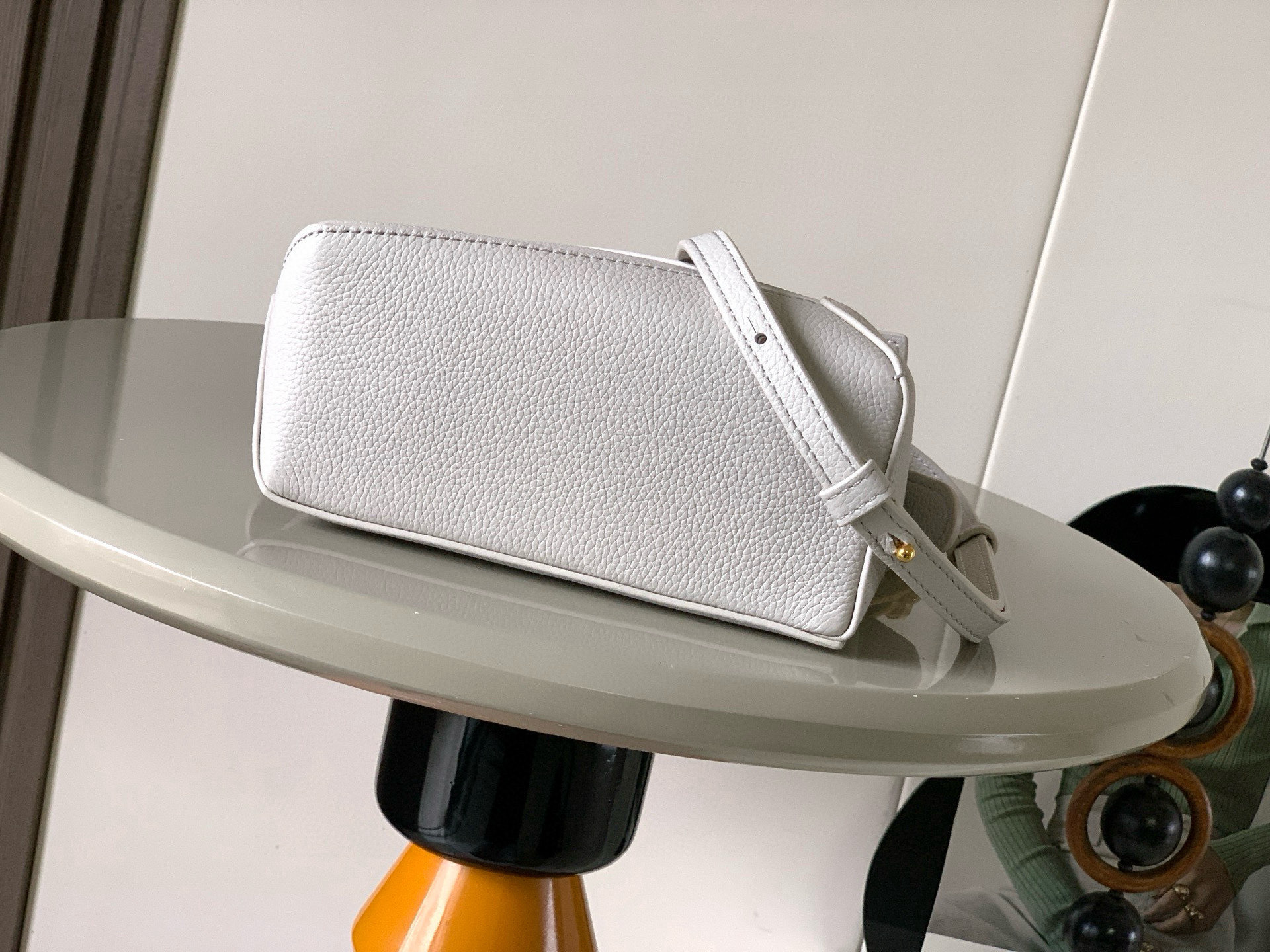 p650。🔥爆款🔥新版本几何包迷你18CM🌹原厂进口荔枝纹小牛皮👜Puzzle手袋是创意总监乔纳森．安德森为 L0💋EWE 推出的首款手提包🔥长方体形状和精确的切割技术创造了 Puzzle 独特的几何线条。这个迷你版本采用经典牛皮革制成👍迷你 Puzzle 可以容纳例如一只小号垂直钱包、大多数尺寸的手机（最大6.1英寸）和太阳镜盒💄斜挎、肩背、手拿或顶部提手携带.可拆卸肩带❤包包自身重量几乎🉑忽略，炒鸡实用，出门装手机小钱包口红粉饼,毫无累赘感，轻松愉快人生从此开启😇😇(你们最关心的xs，plus都ok哈）😍
尺寸：18～12.5～8CM
款号：9310/8003
颜色：浅轻灵灰