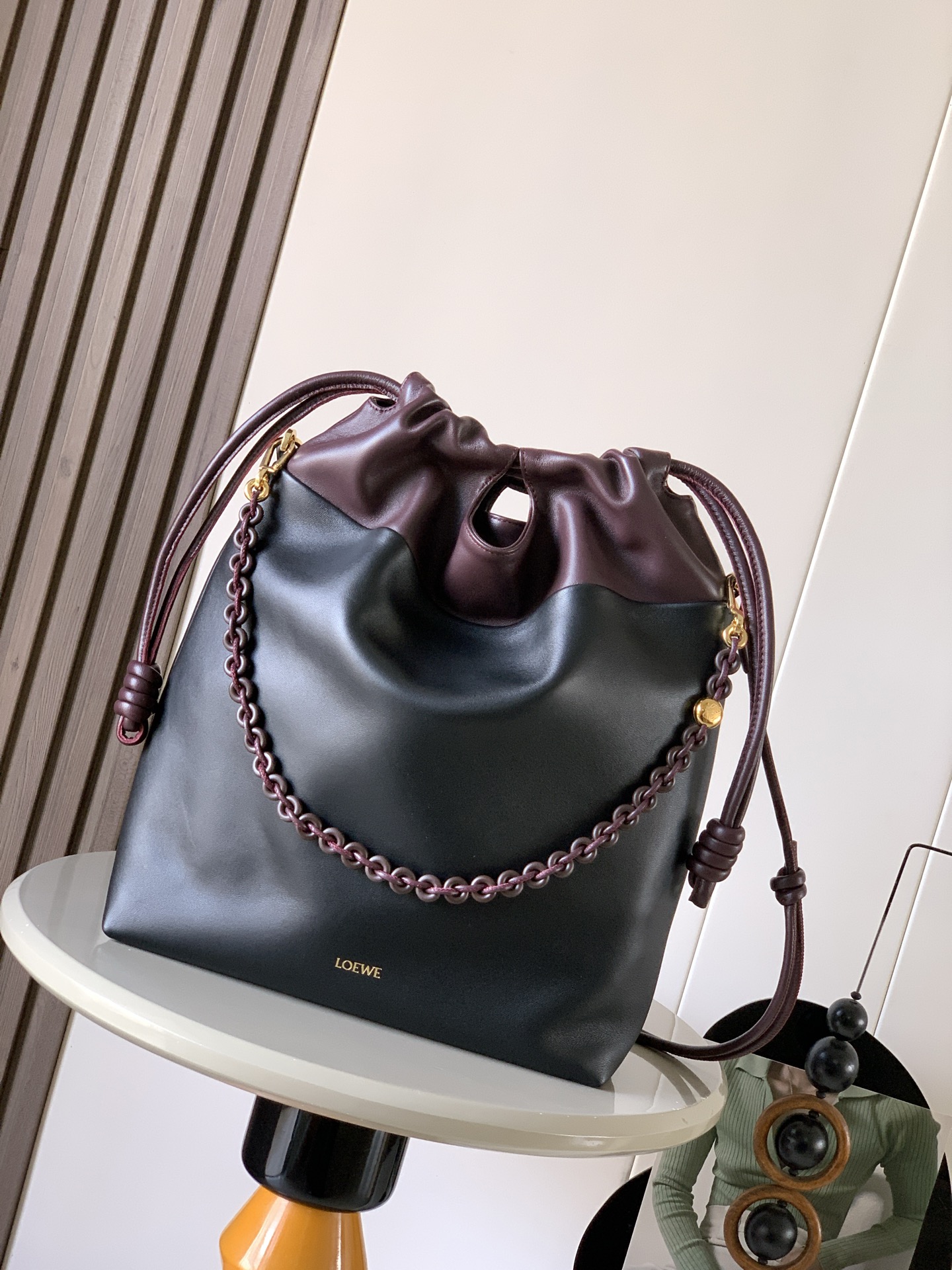 NO:582175,The new new soft two-tone nappa lambskin Flamenco Purse tote bag is a soft and practical bag with a straight design, time-honored drawstrings, knots and a tonal donut chain strap with a contrasting top. This version is made of soft nappa lambskin and can be worn on the shoulder, crossbody or hand-held.  Style No. 9101 Color Burgundy red, Loewe, loewe, totes, sheepskin, chamois leather19860909新款新柔软双色纳帕小羊皮 Flamenco Purse 托特包是柔软实用的包款采用直式设计、历史悠久的抽绳、绳结和与对比色顶部搭配的同色系甜甜圈链带此版本以柔软纳帕小羊皮制成可肩背、斜背或手提,顶部手提把,皮革肩带可调整拆卸可拆式甜甜圈链带装饰Anagram Pebble磁扣麂皮内里 尺寸38～29～9CM 款号9101 颜色勃艮地红,罗意威,loewe,totes,sheepskin,chamois leather,Bag