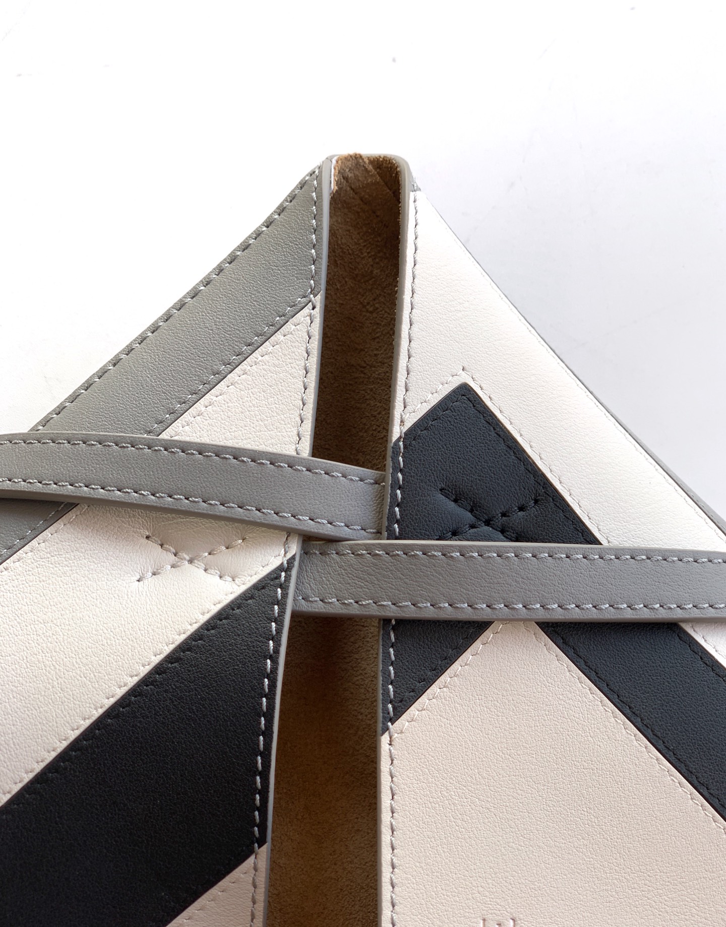 Loewe 中号31cm纳帕牛皮革 Puzzle Fold 手袋Puzzle Fold 采用轻盈几何结构设计