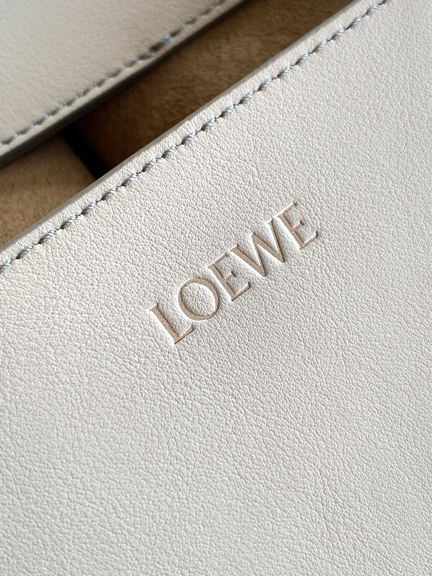 Loewe 中号31cm纳帕牛皮革 Puzzle Fold 手袋Puzzle Fold 采用轻盈几何结构设计