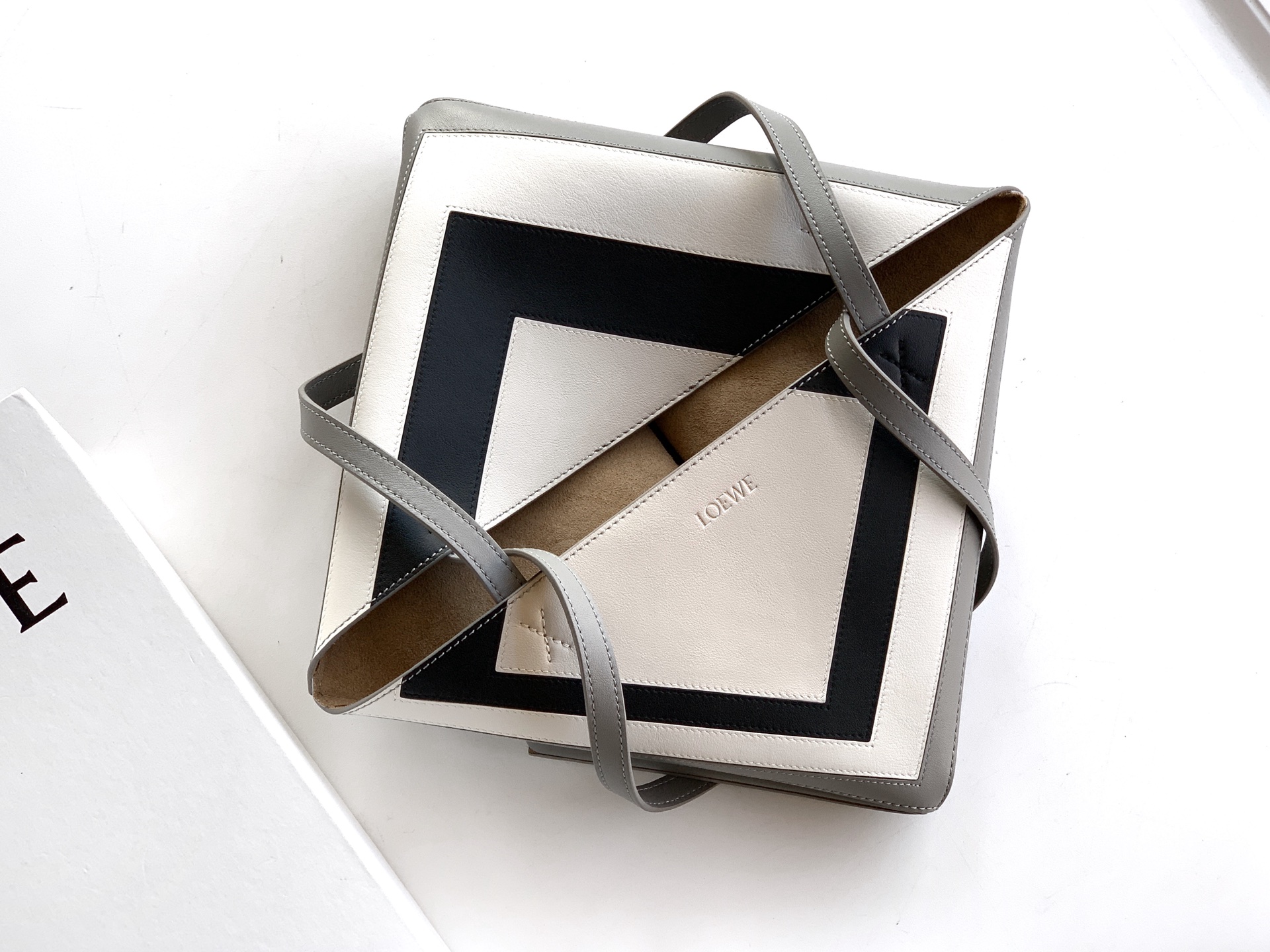 Loewe 中号31cm纳帕牛皮革 Puzzle Fold 手袋Puzzle Fold 采用轻盈几何结构设计