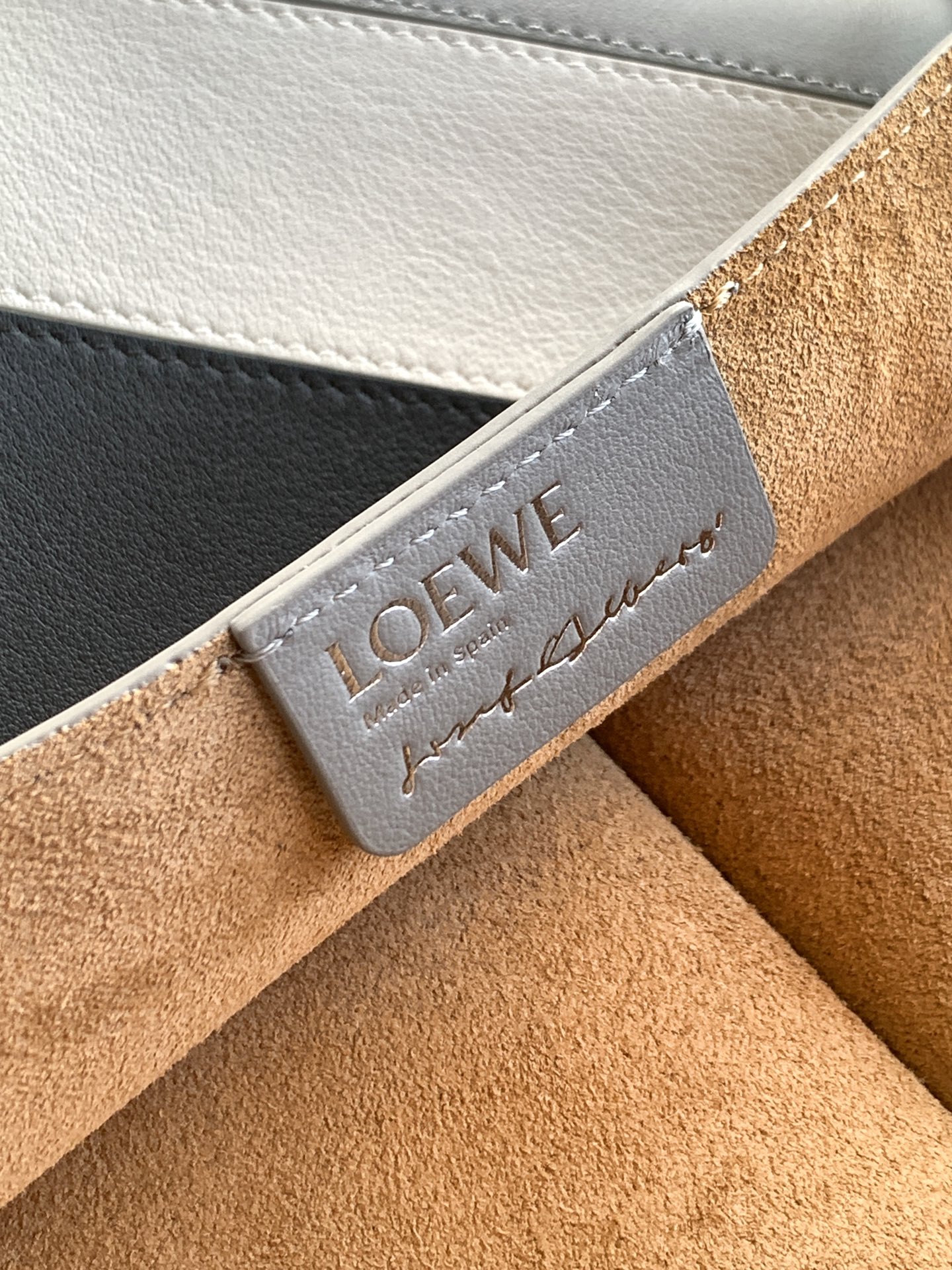 Loewe 中号31cm纳帕牛皮革 Puzzle Fold 手袋Puzzle Fold 采用轻盈几何结构设计
