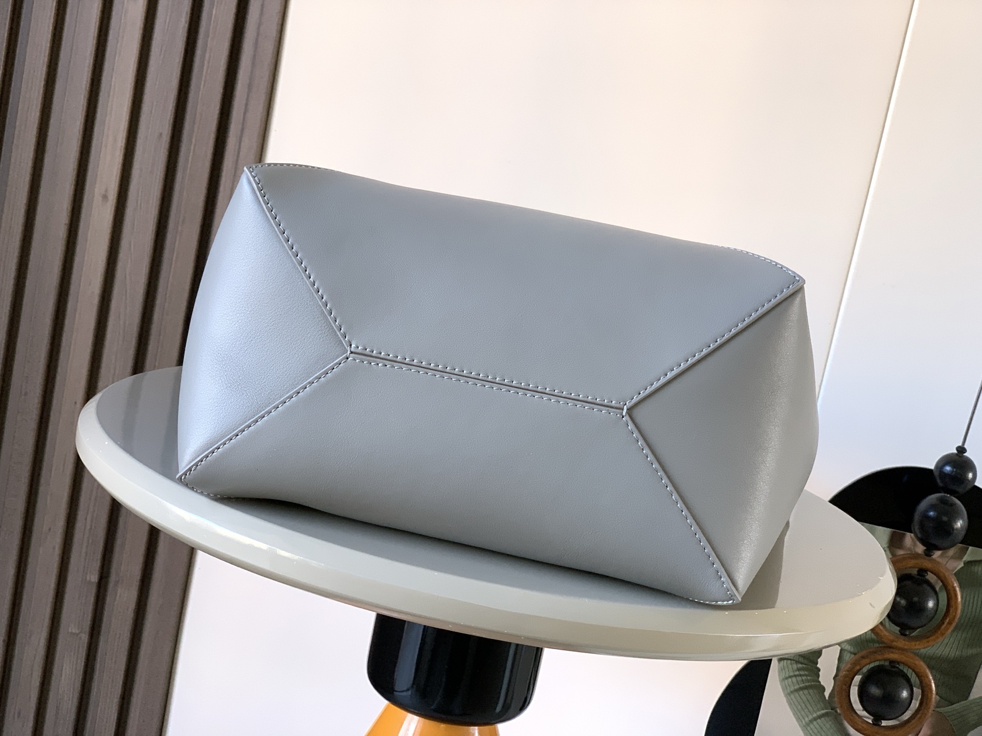 Loewe 中号31cm纳帕牛皮革 Puzzle Fold 手袋Puzzle Fold 采用轻盈几何结构设计