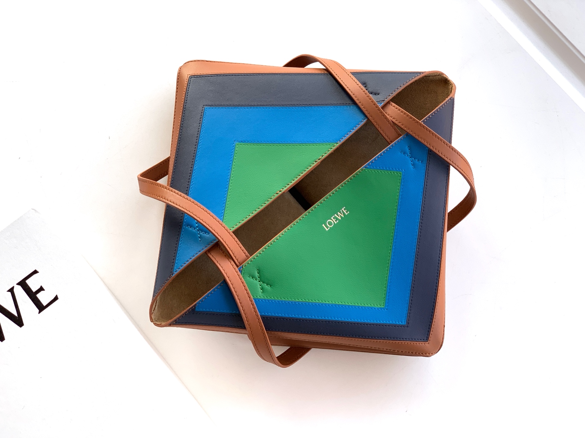 Loewe 中号31cm纳帕牛皮革 Puzzle Fold 手袋Puzzle Fold采用轻盈几何结构设计