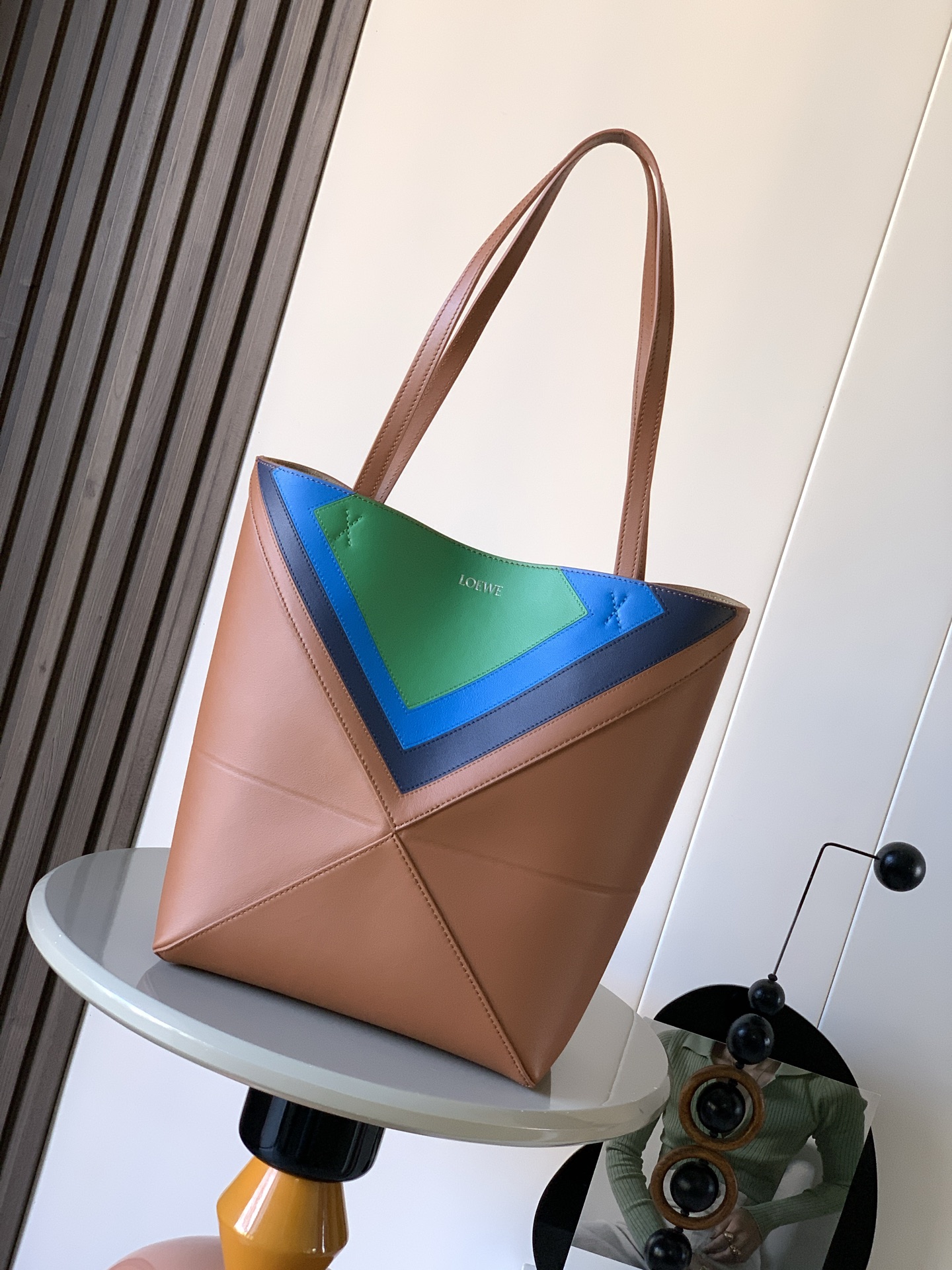 NO:582160,New Medium Puzzle Fold in Nappa cow leather The Puzzle Fold features a lightweight geometric structure that folds completely flat, making it an ideal travel companion. This medium version is made from Nappa cow leather with a square appliqué pattern inspired by Josef Albers' 'Homage to the Square' collection. This bag is part of the xJosef and Anni Albers collection. *Can be worn as a shoulder or hand carry *Suede lining *Font gold or silver foil and signed by Josef Albers  Size 31.5～25.5～14.5CM Style No. 9103 Color caramel/bright green, Loewe, loewe, cowhide19860909新款 中号纳帕牛皮革 Puzzle Fold 手袋Puzzle Fold采用轻盈几何结构设计,能够完全扁平折叠,是旅行良伴.此中号版本采用纳帕牛皮革制成,方形嵌花图案的灵感源自 Josef Albers 的“Homage to the Square'系列.这款手袋为xJosef and Anni Albers 系列作品.*可肩背或手提*绒面革衬里 *烫金或烫银和 Josef Albers 签名 尺寸31.5～25.5～14.5CM 款号9103 颜色焦糖/亮绿,罗意威,loewe,cowhide,Bag