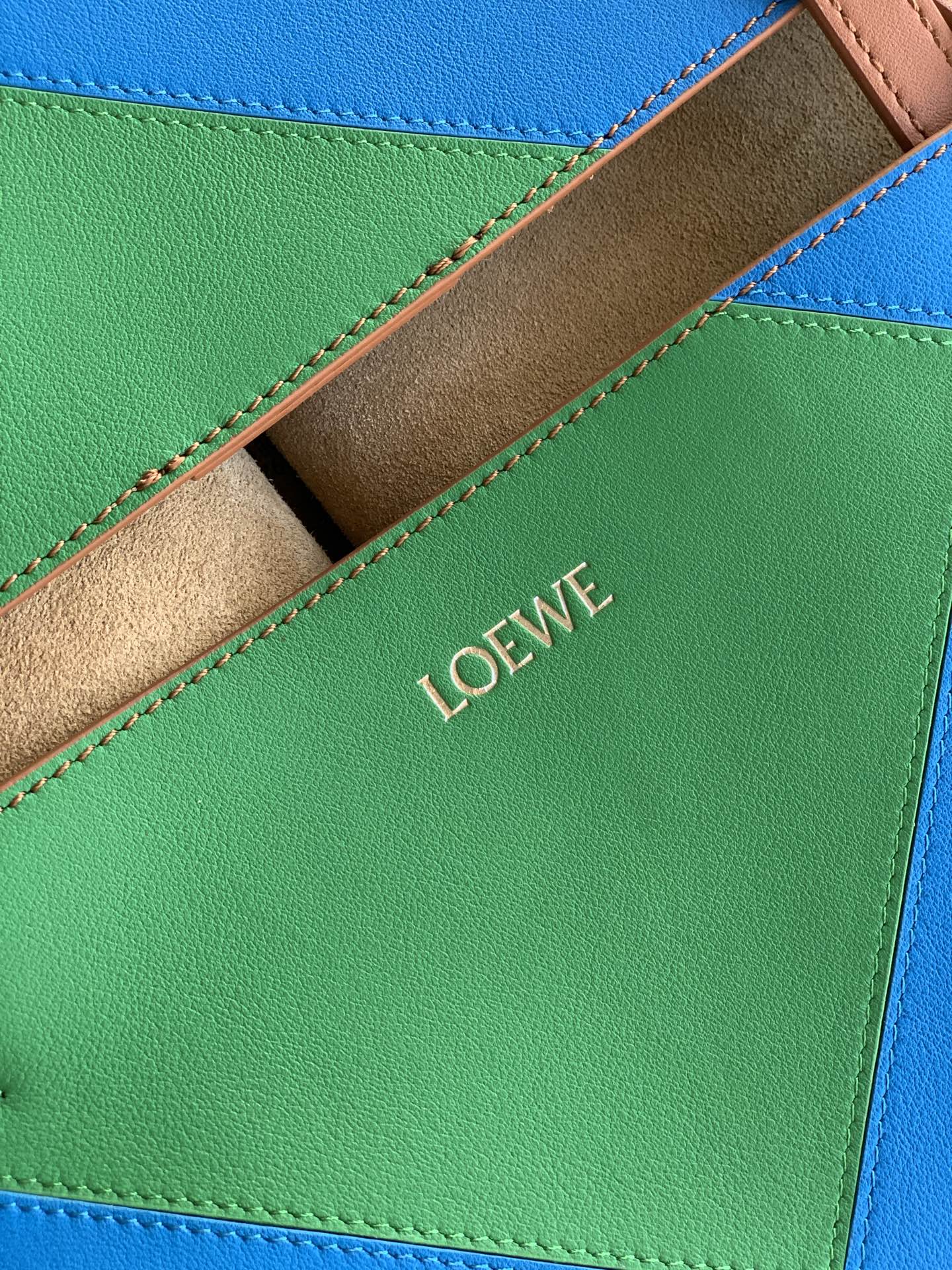 Loewe 中号31cm纳帕牛皮革 Puzzle Fold 手袋Puzzle Fold采用轻盈几何结构设计