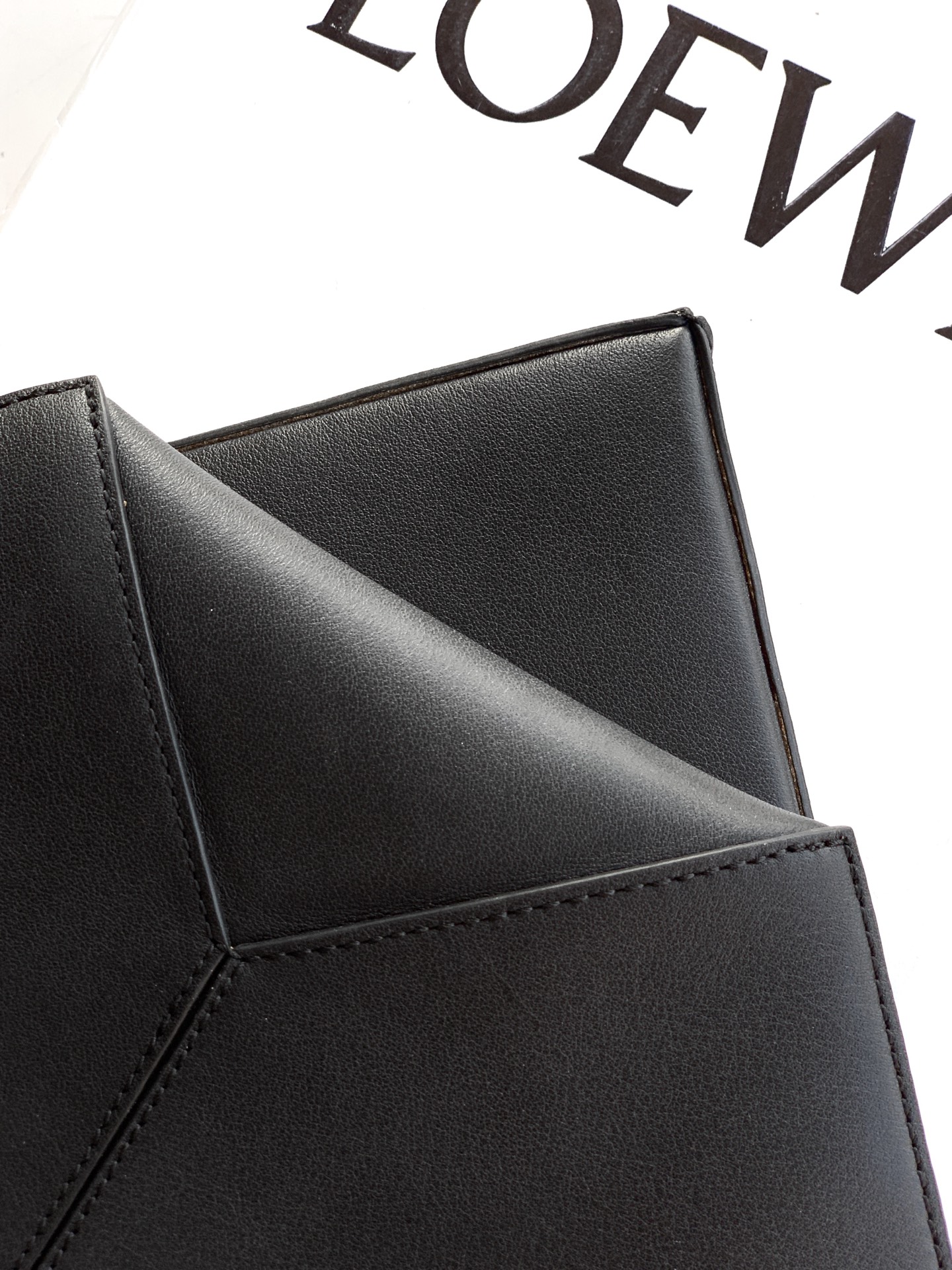 Loewe 中号31cm纳帕牛皮革 Puzzle Fold 手袋Puzzle Fold采用轻盈几何结构设计
